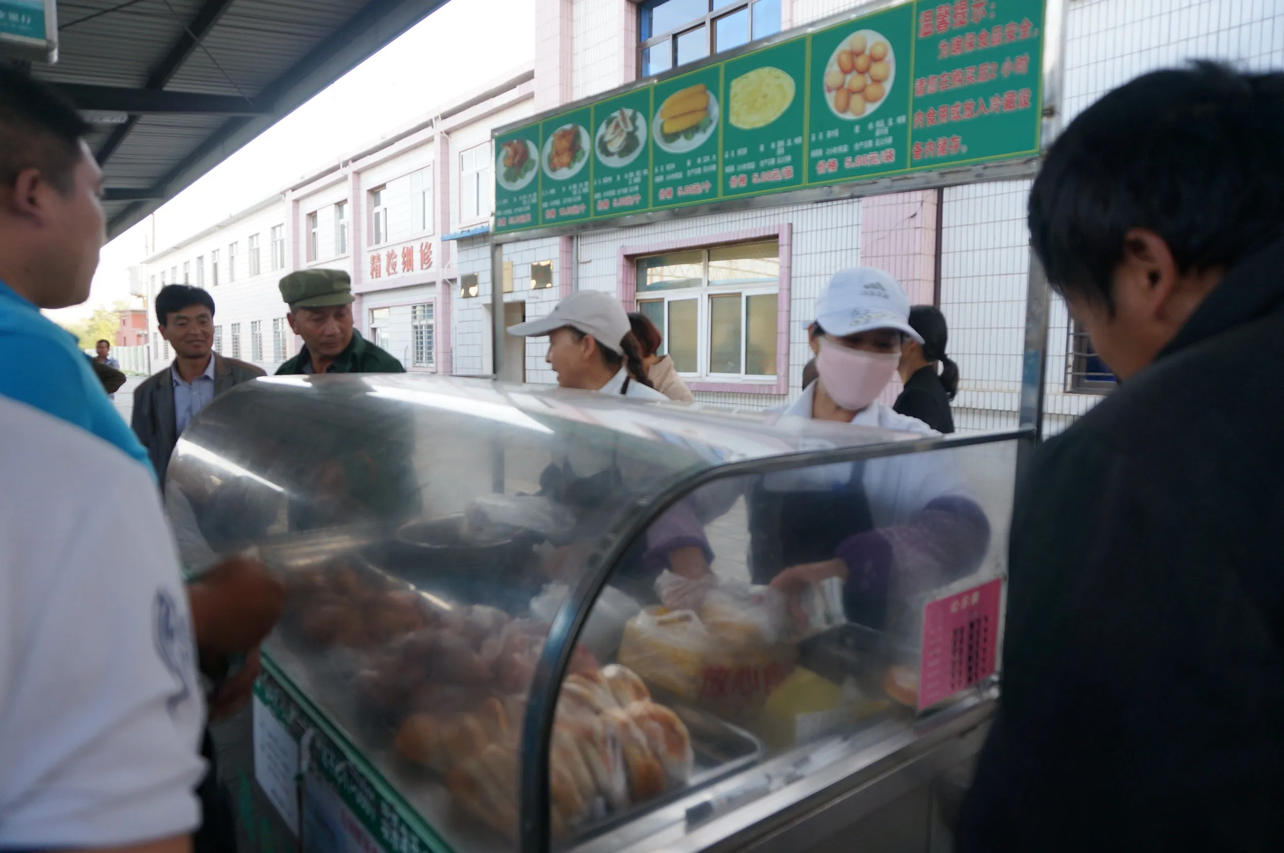 嘉峪関駅のホームの手押し車の売店