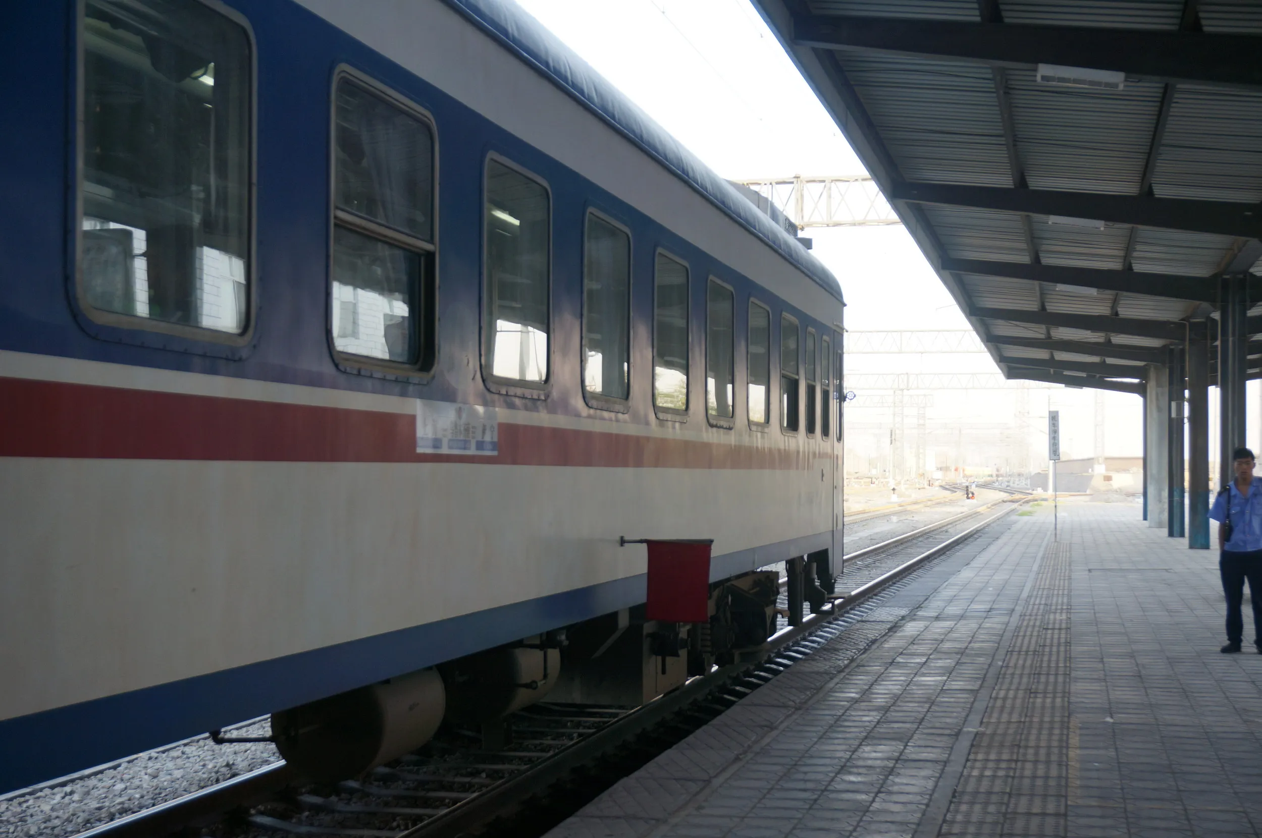 嘉峪関駅のホームで休憩
