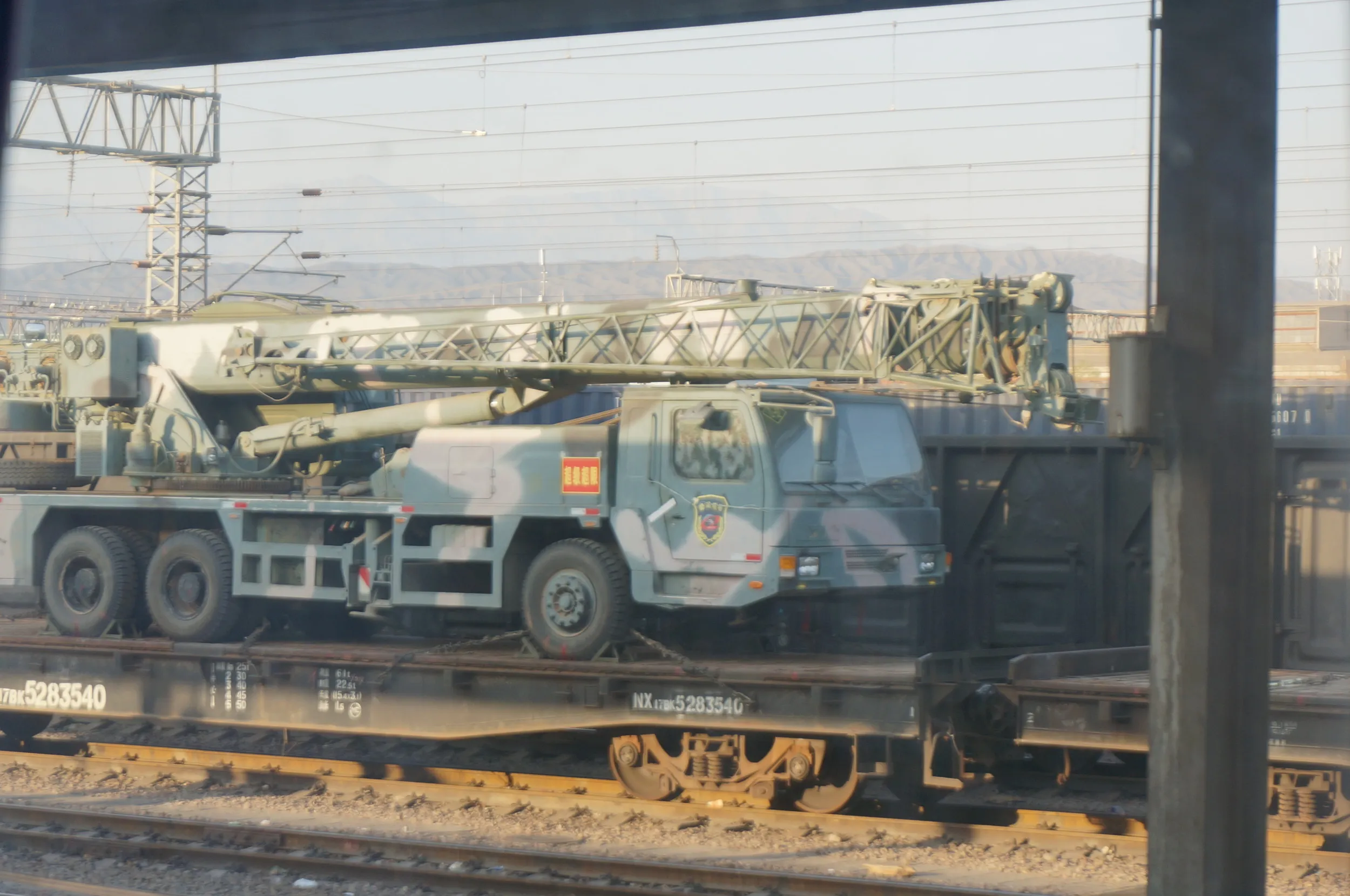 嘉峪関駅に停まっていた人民解放軍の車両
