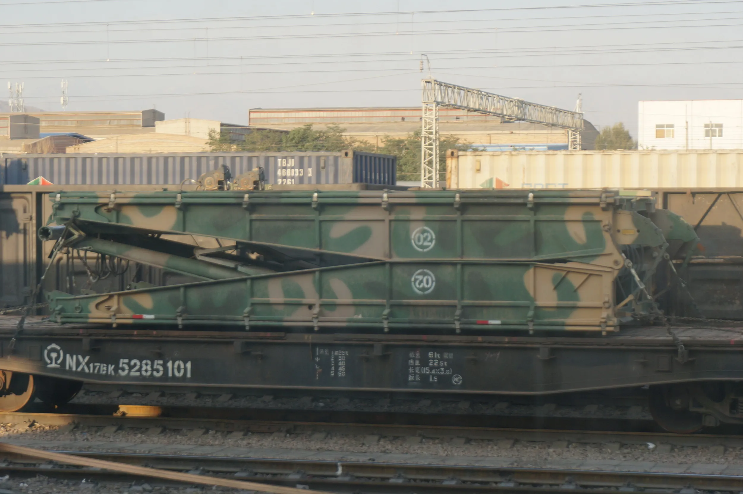 嘉峪関駅に停まっていた人民解放軍の車両