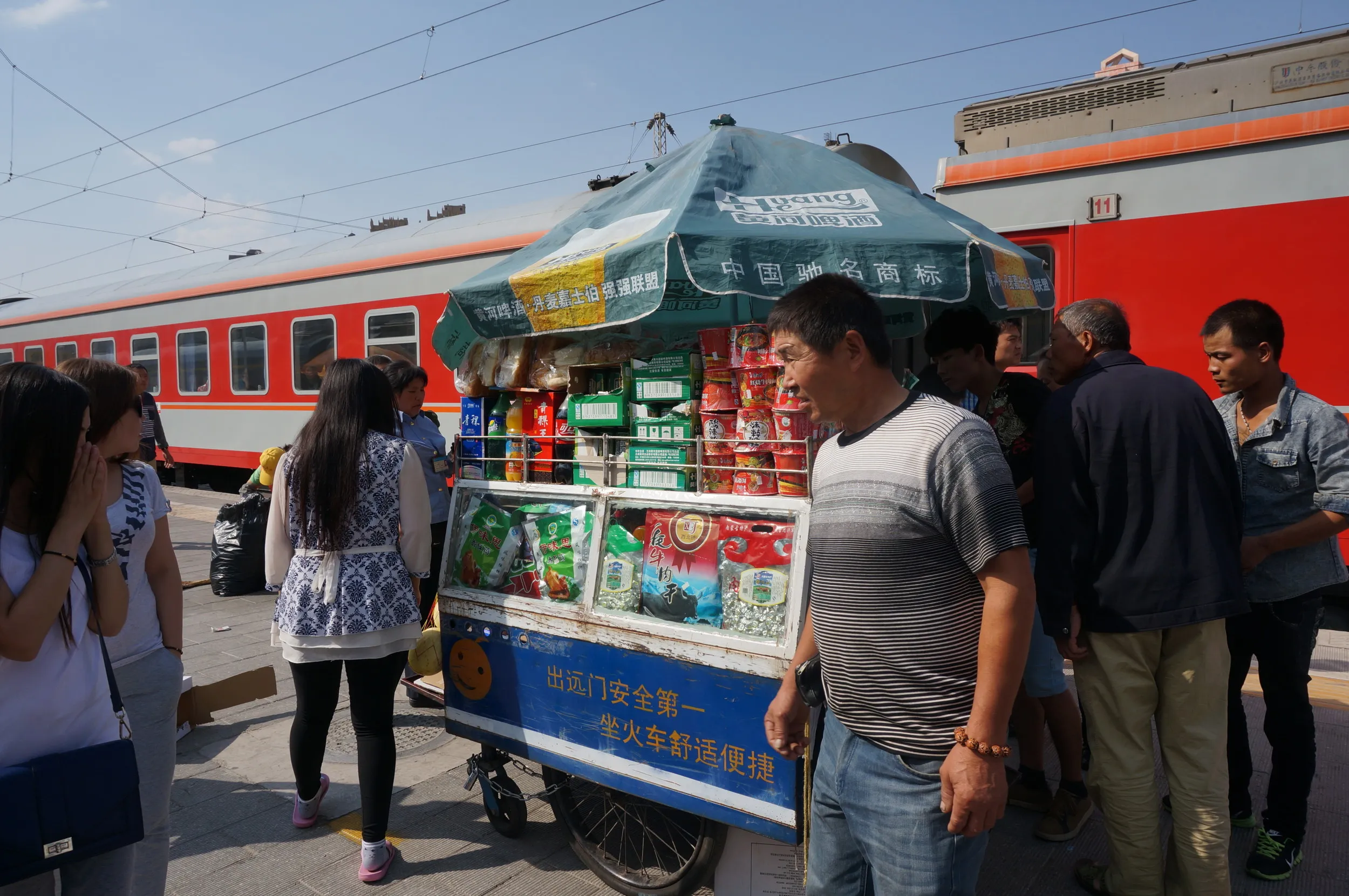 蘭州駅のホームの売店