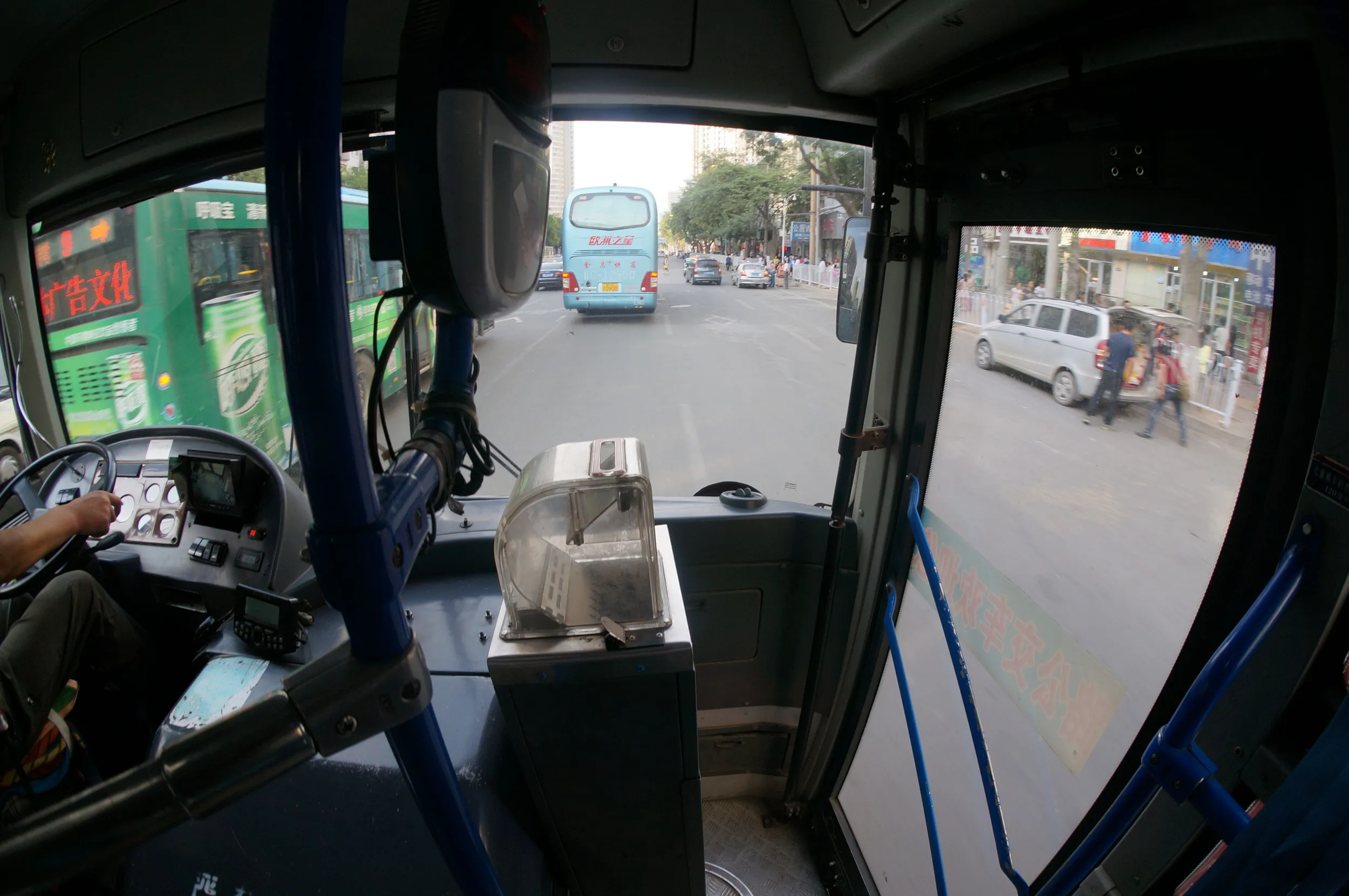 路線バスでユースホステルへ向かう