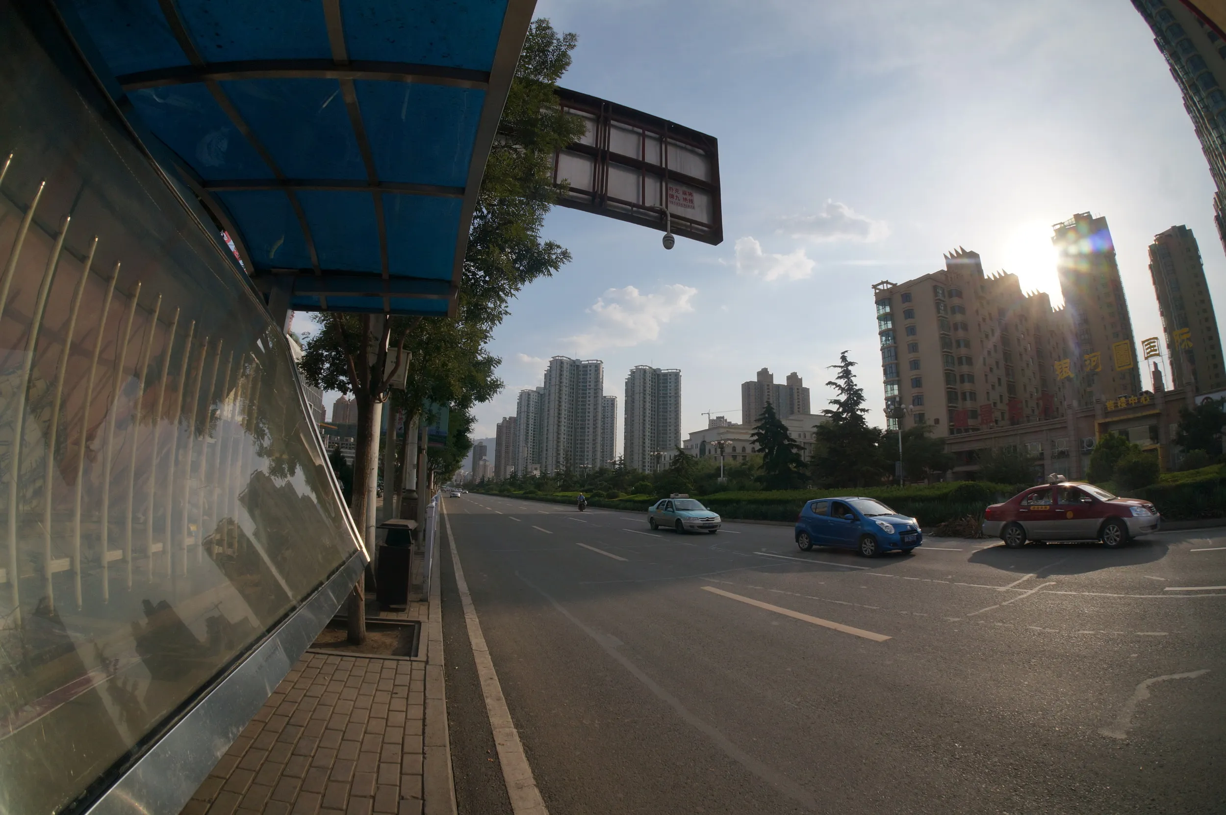 天水路北口バス停の風景