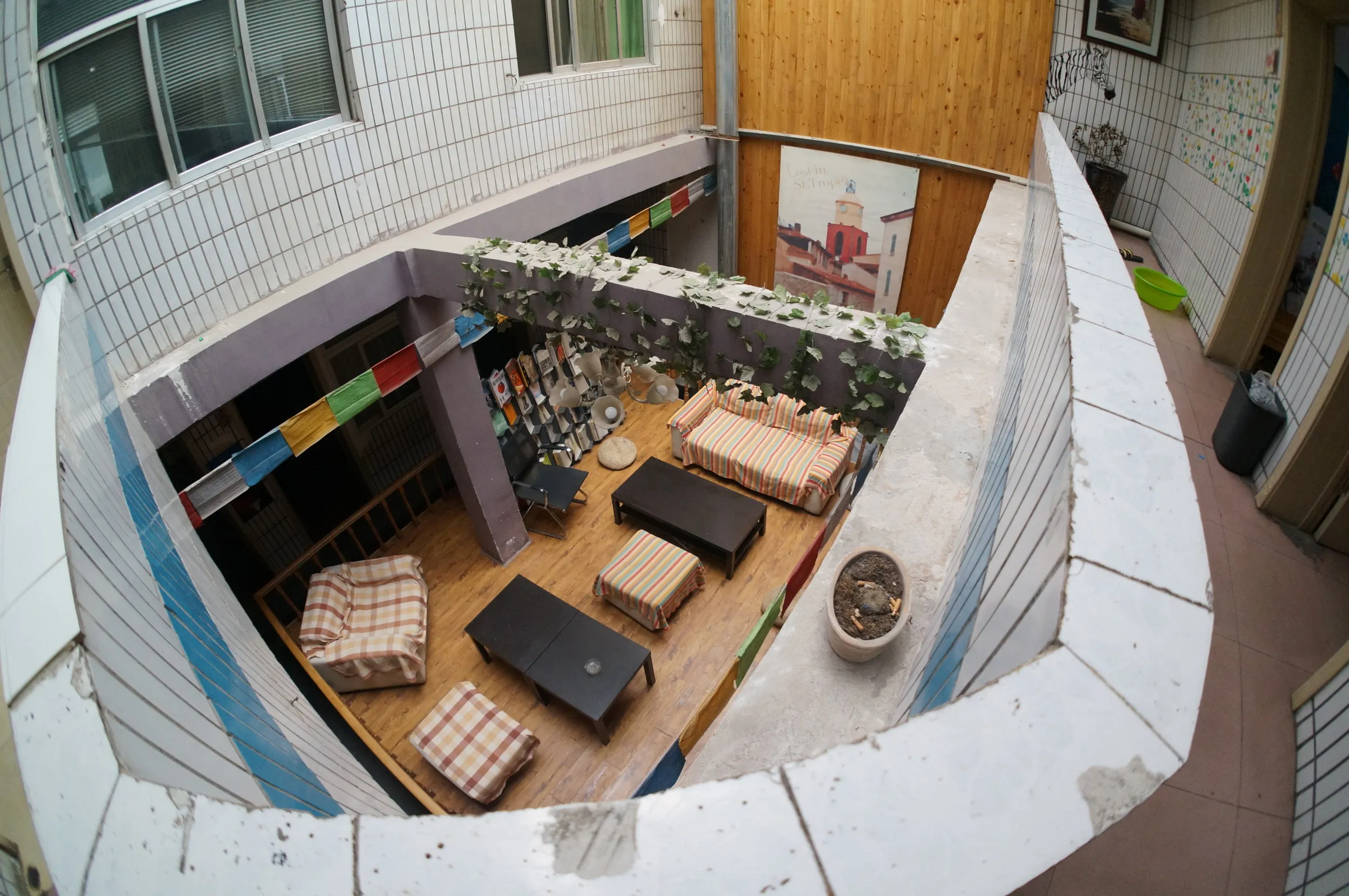 三階から階下を眺める