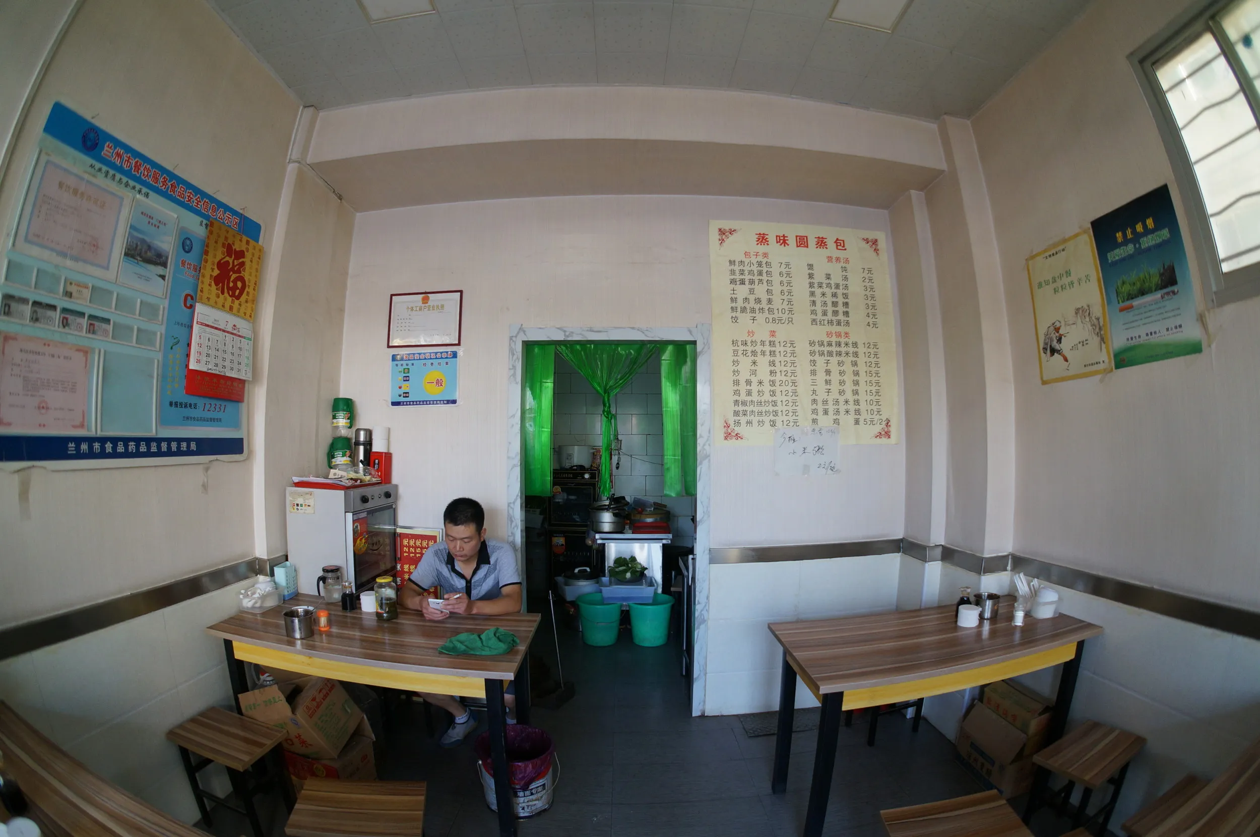 西驛国際青年旅舎付近の食堂