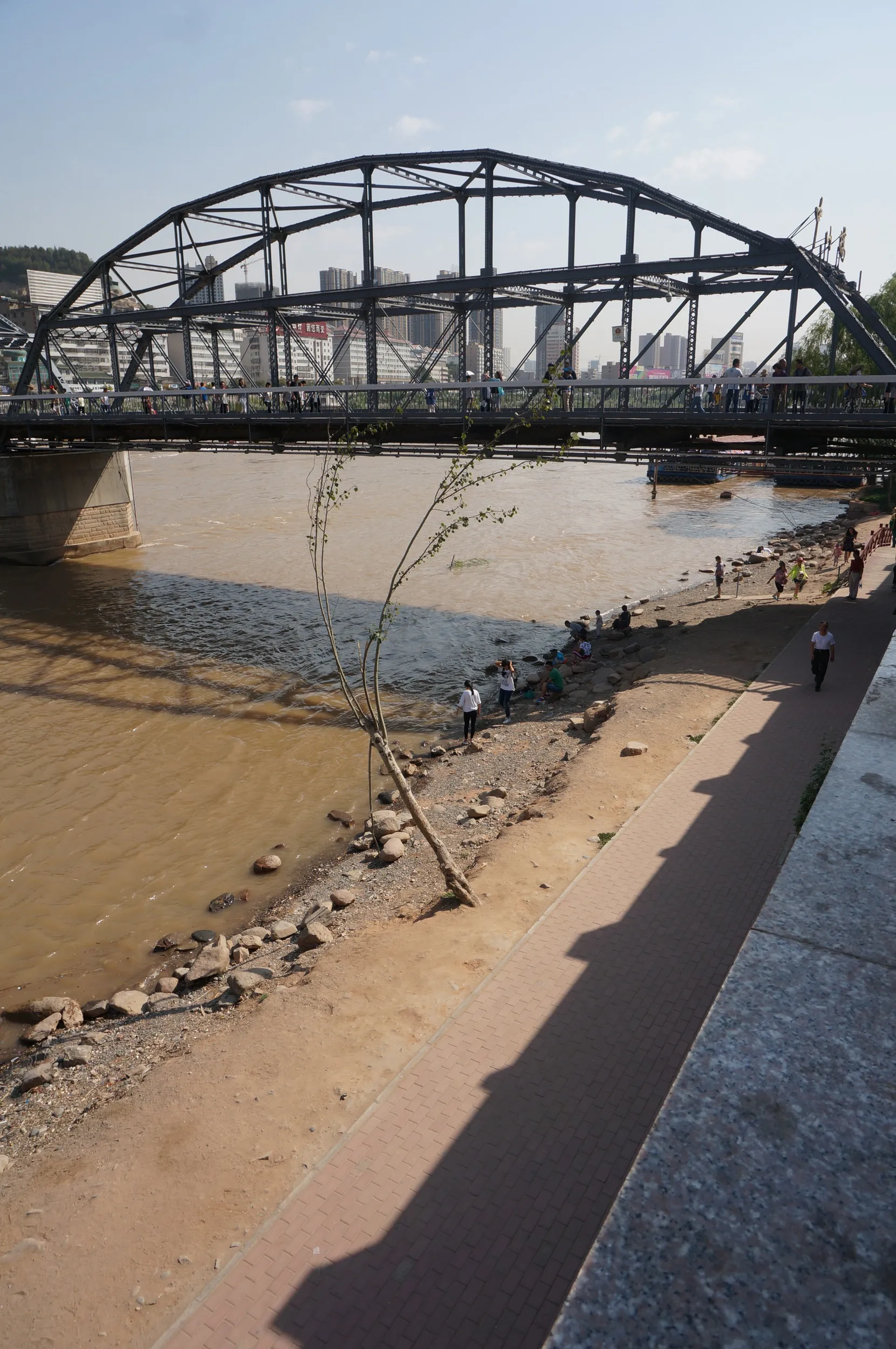 中山橋と黄河の河岸