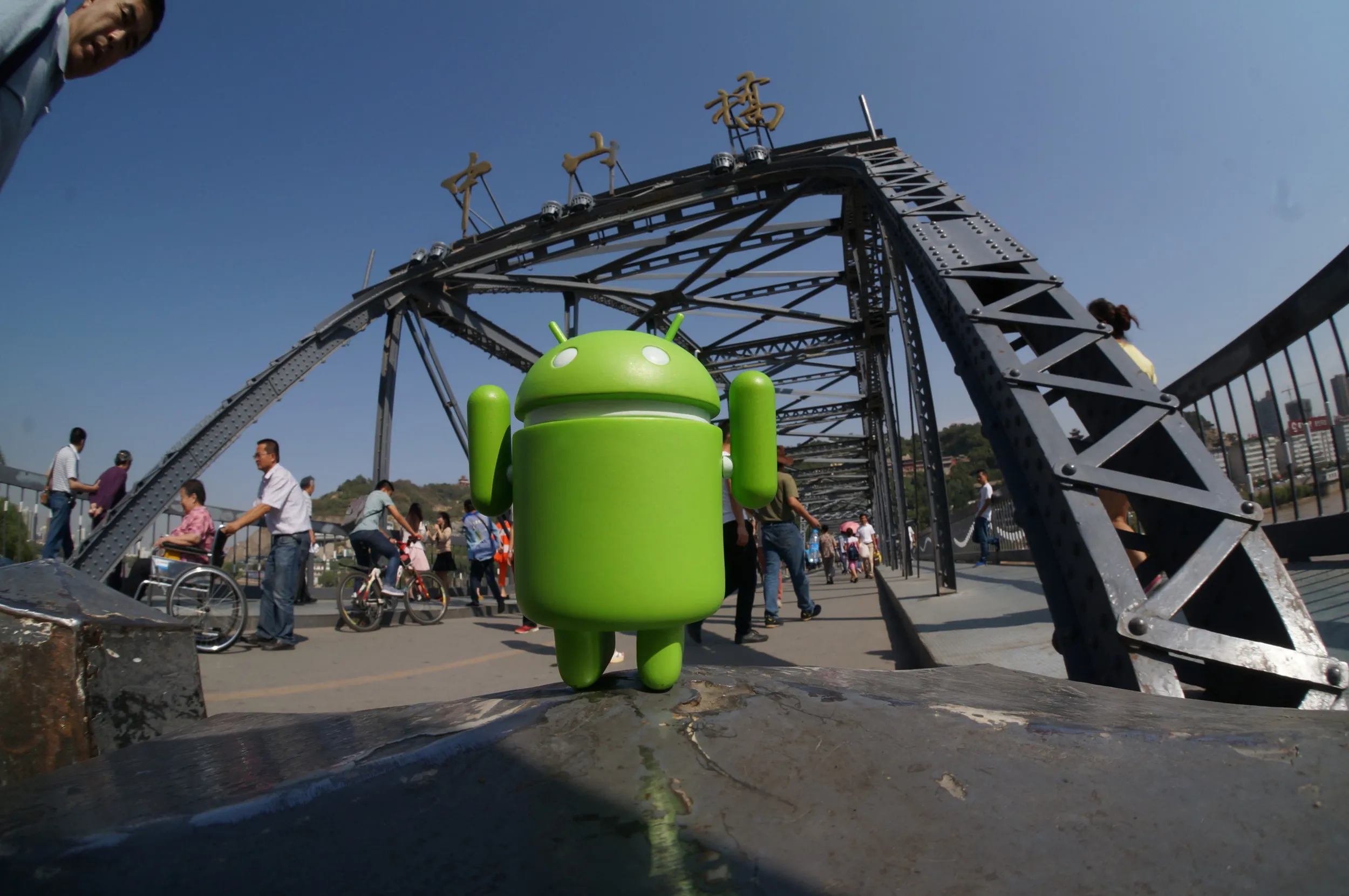 中山橋の南側の出入り口でドロイド君が記念撮影