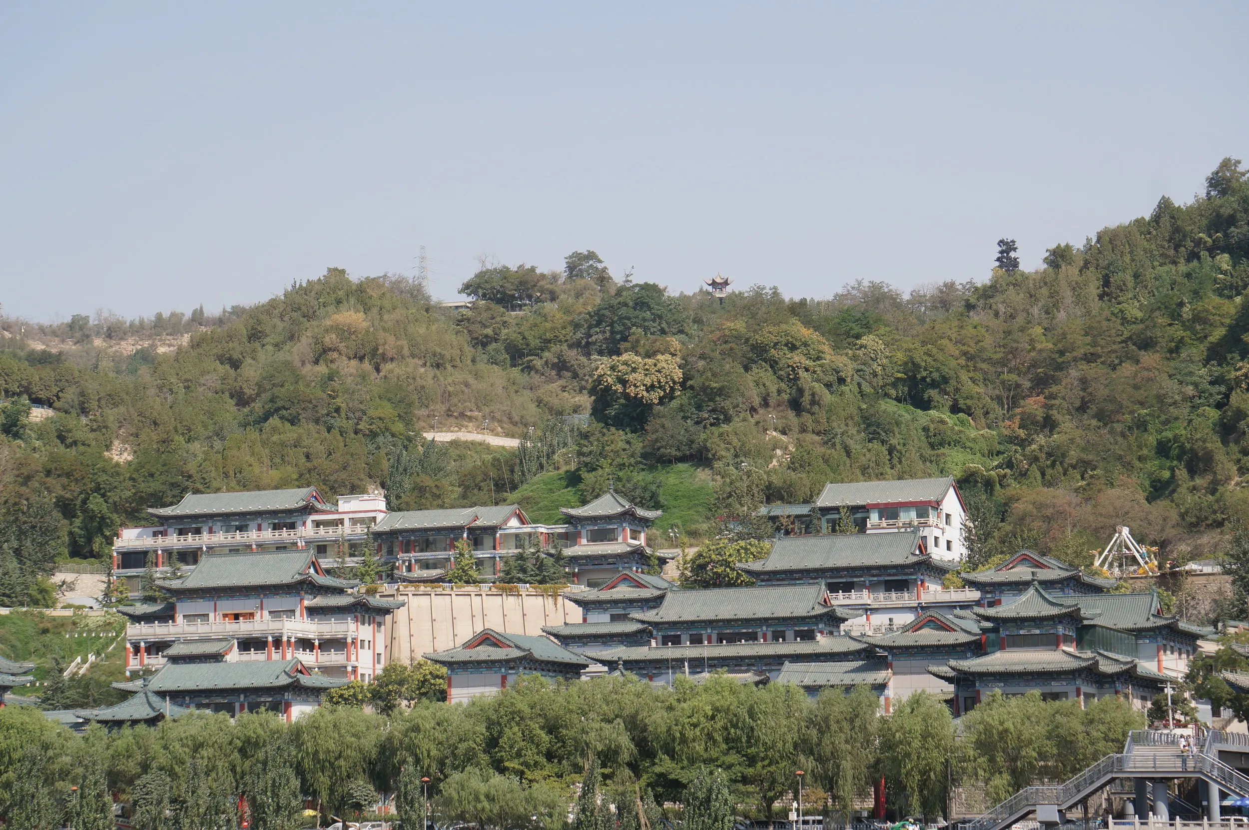 中山橋から白塔山公園、法雨寺を眺める