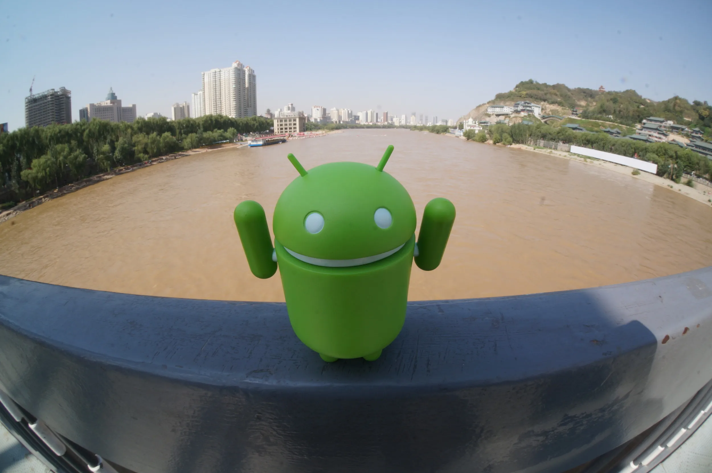 中山橋から黄河を背景にドロイド君が記念撮影