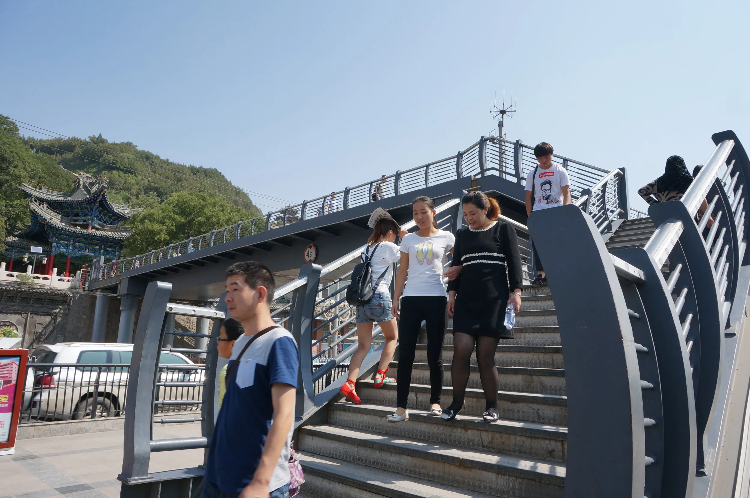 中山橋から白塔山公園へ向かう