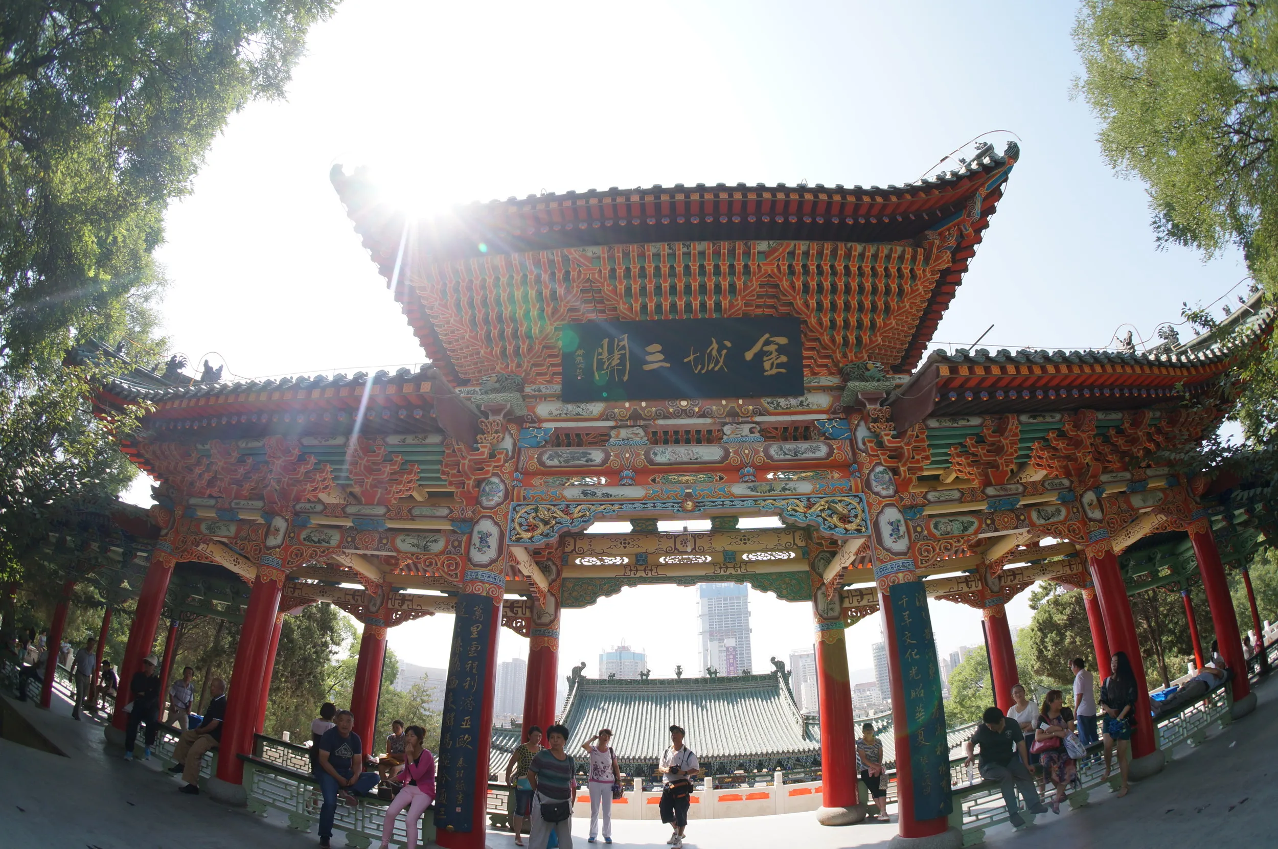 白塔山公園の山門