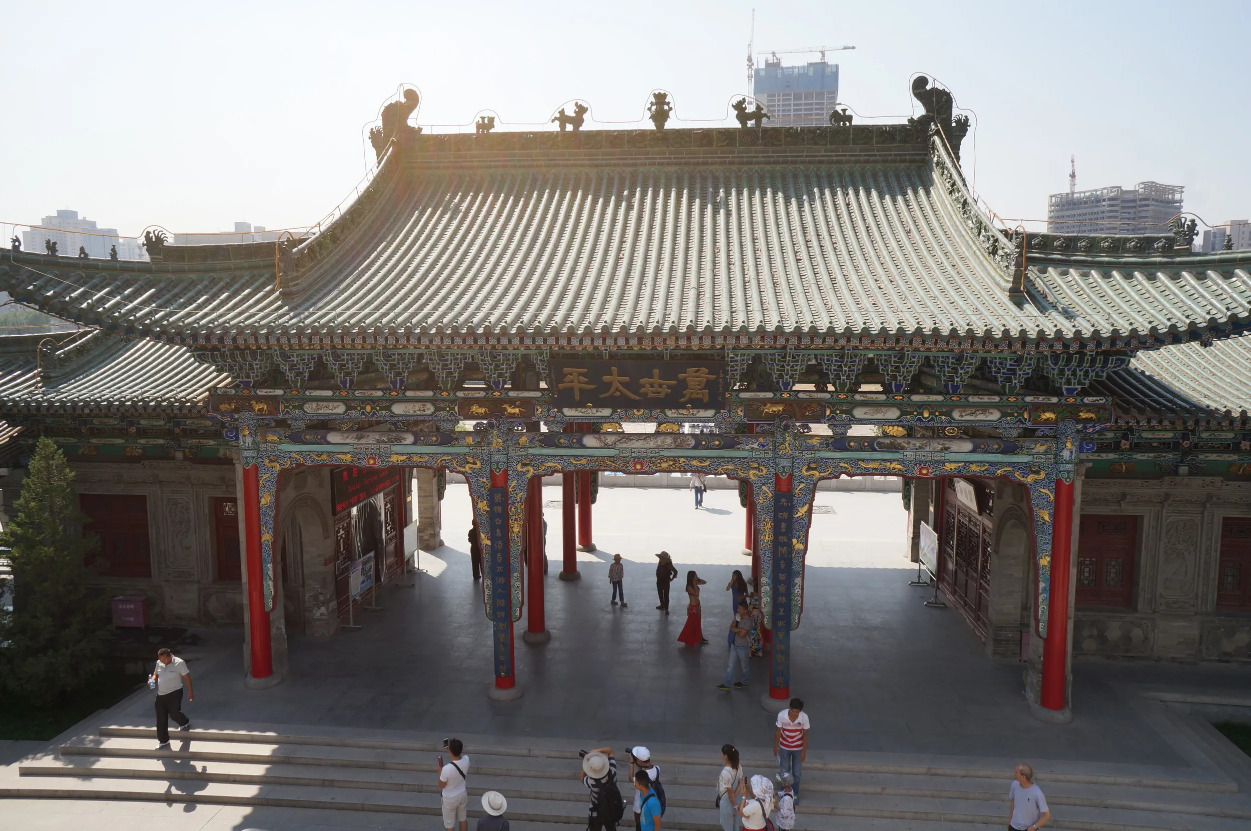 白塔山公園の山門