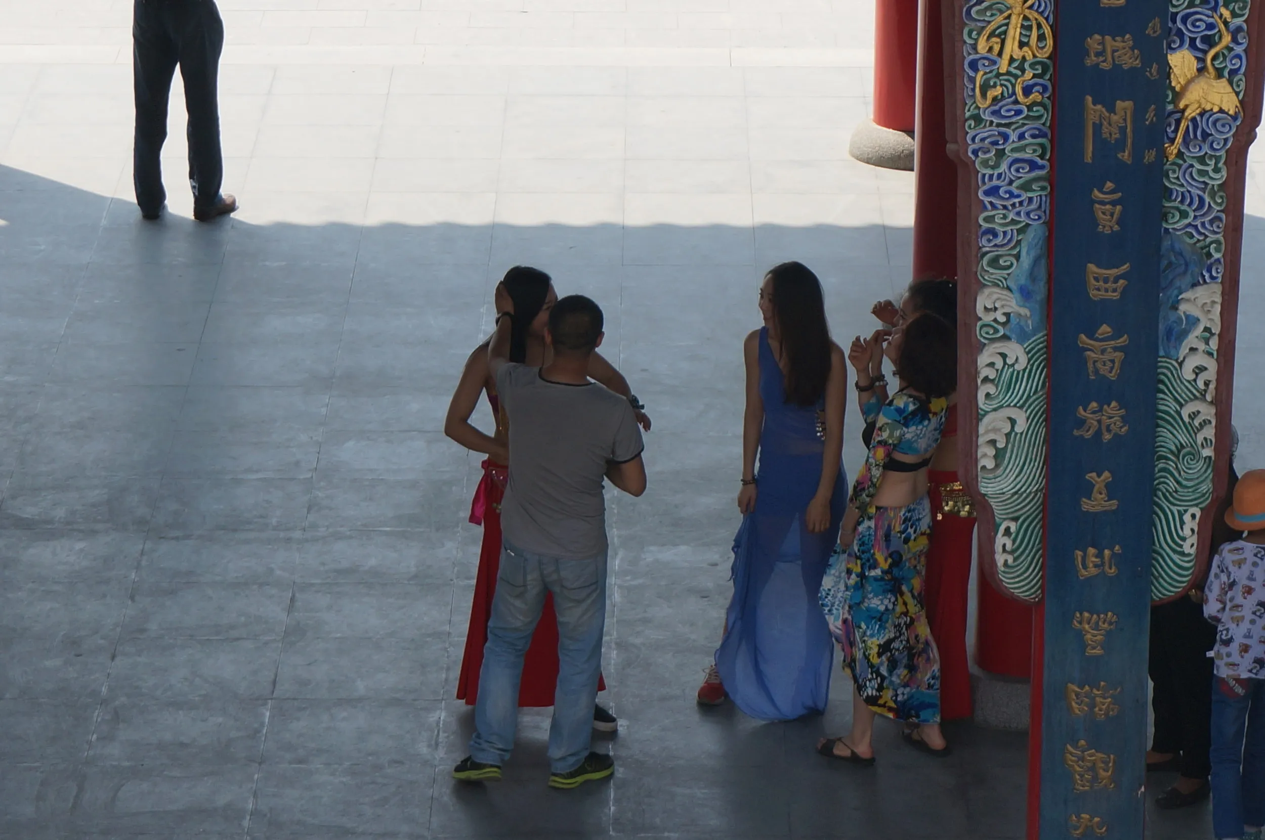 山門でモデルの撮影