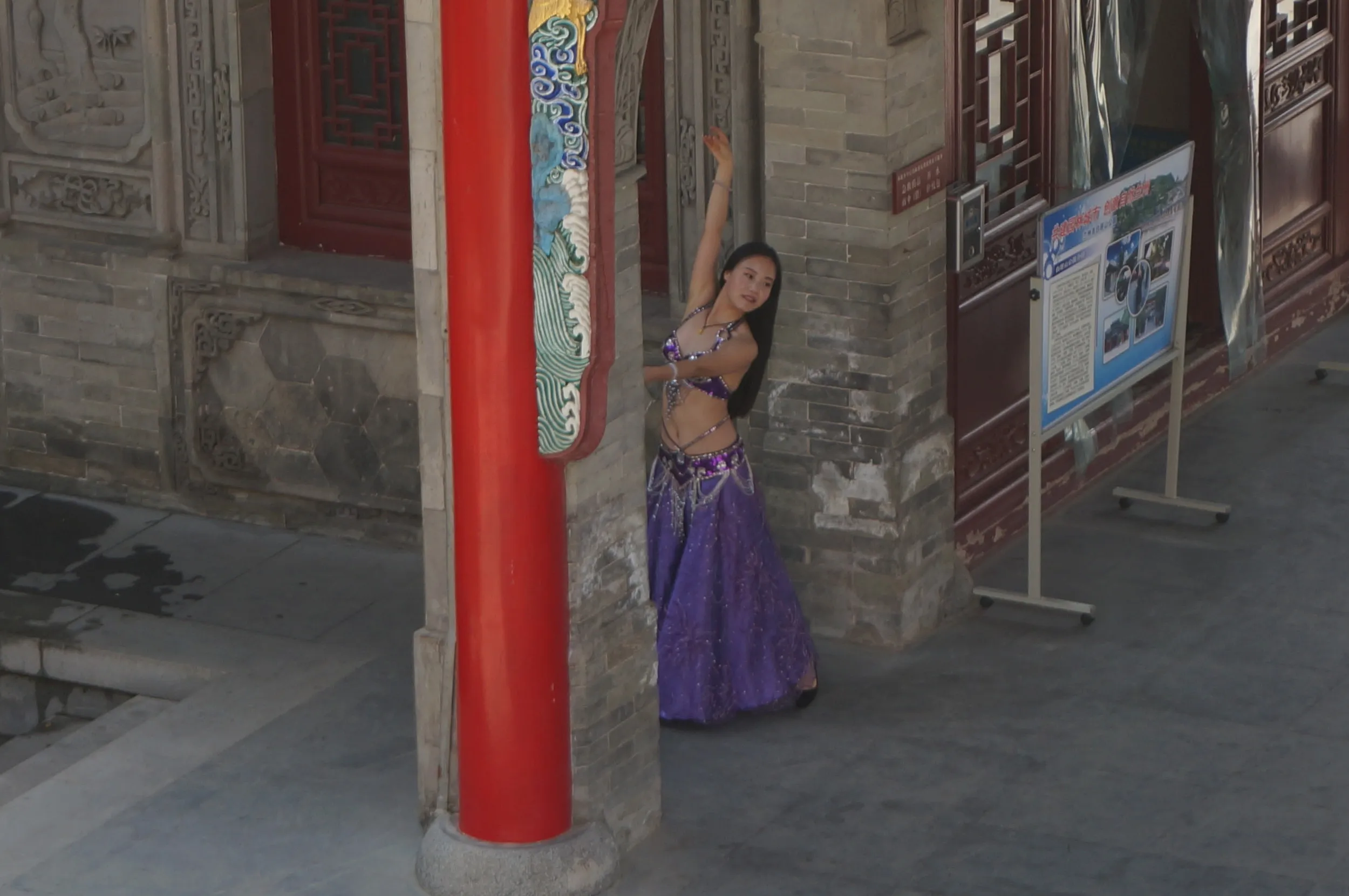 山門でモデルの撮影