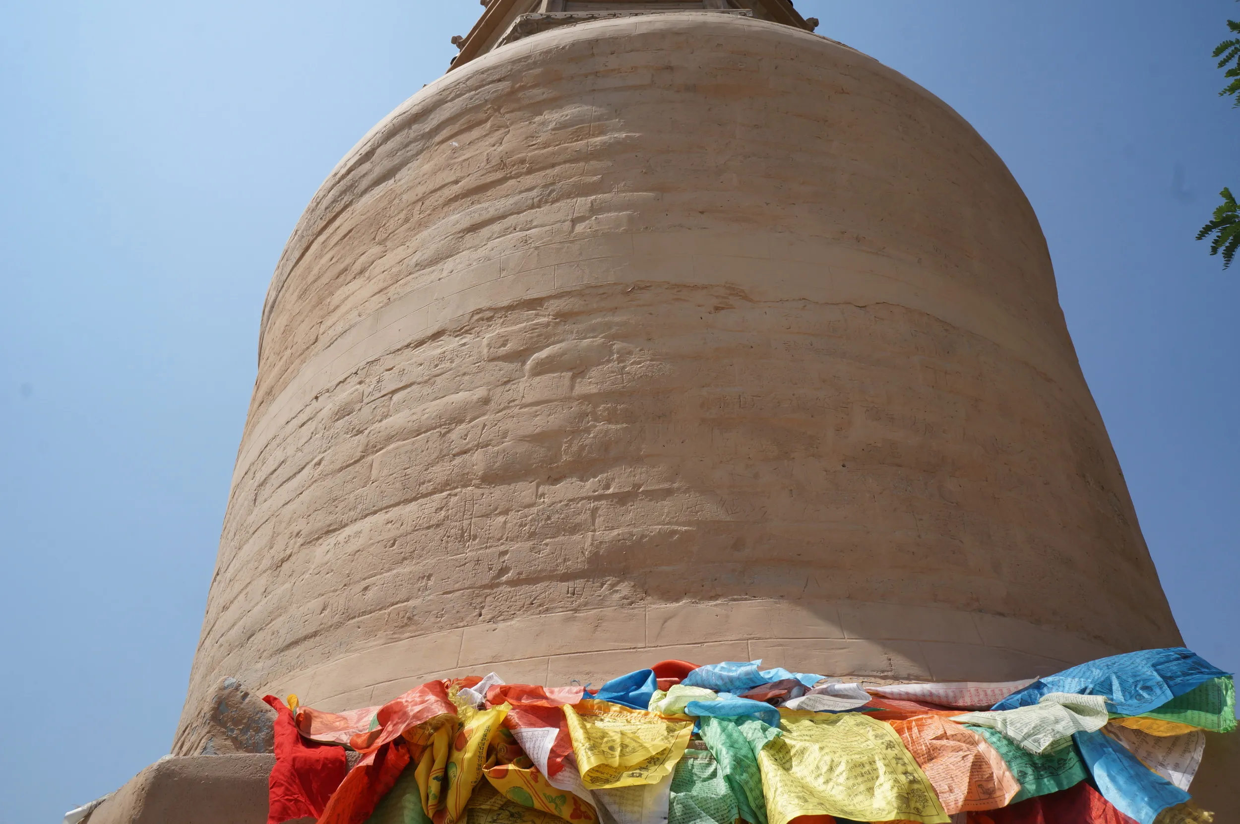 白塔と5色のタルチョ