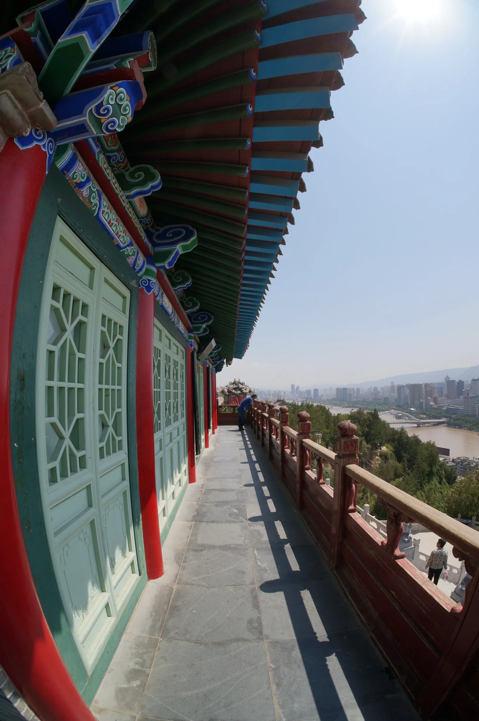 白塔傍のお土産屋のテラス