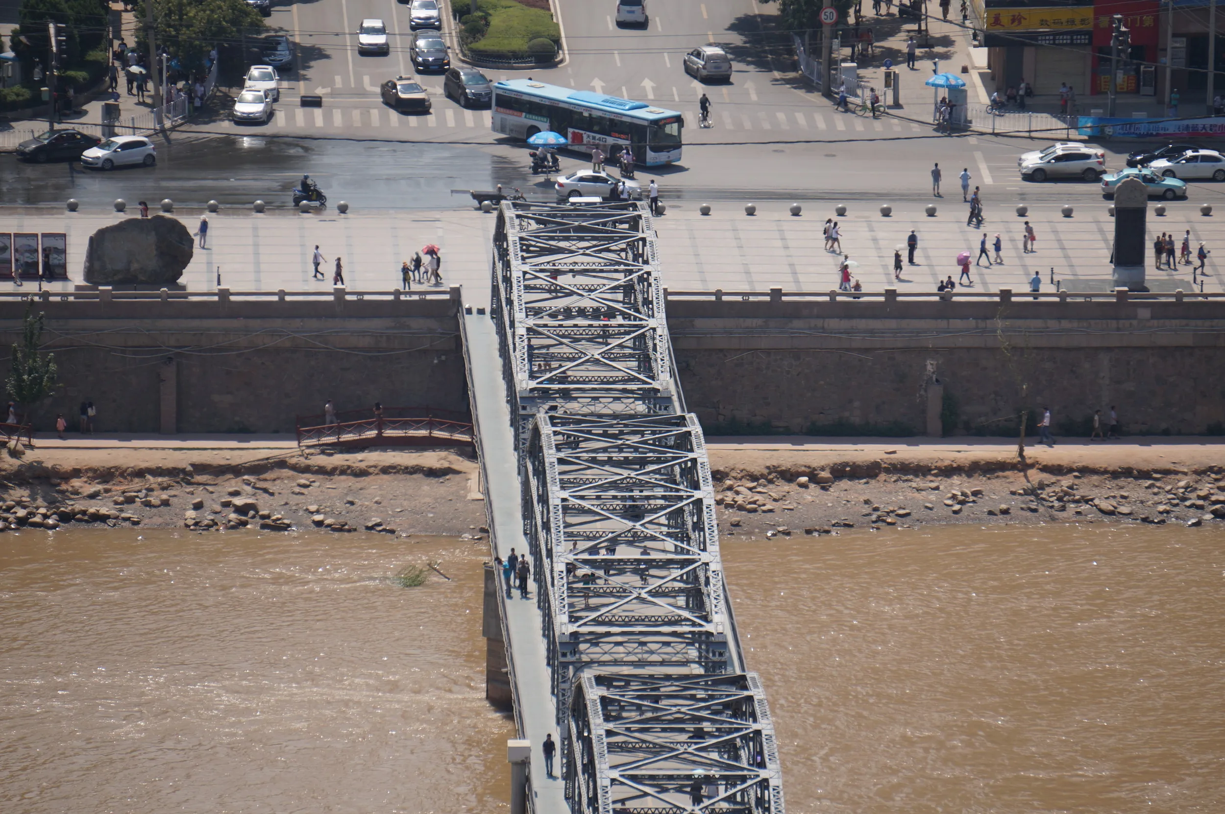 黄河と中山橋をアップで撮影