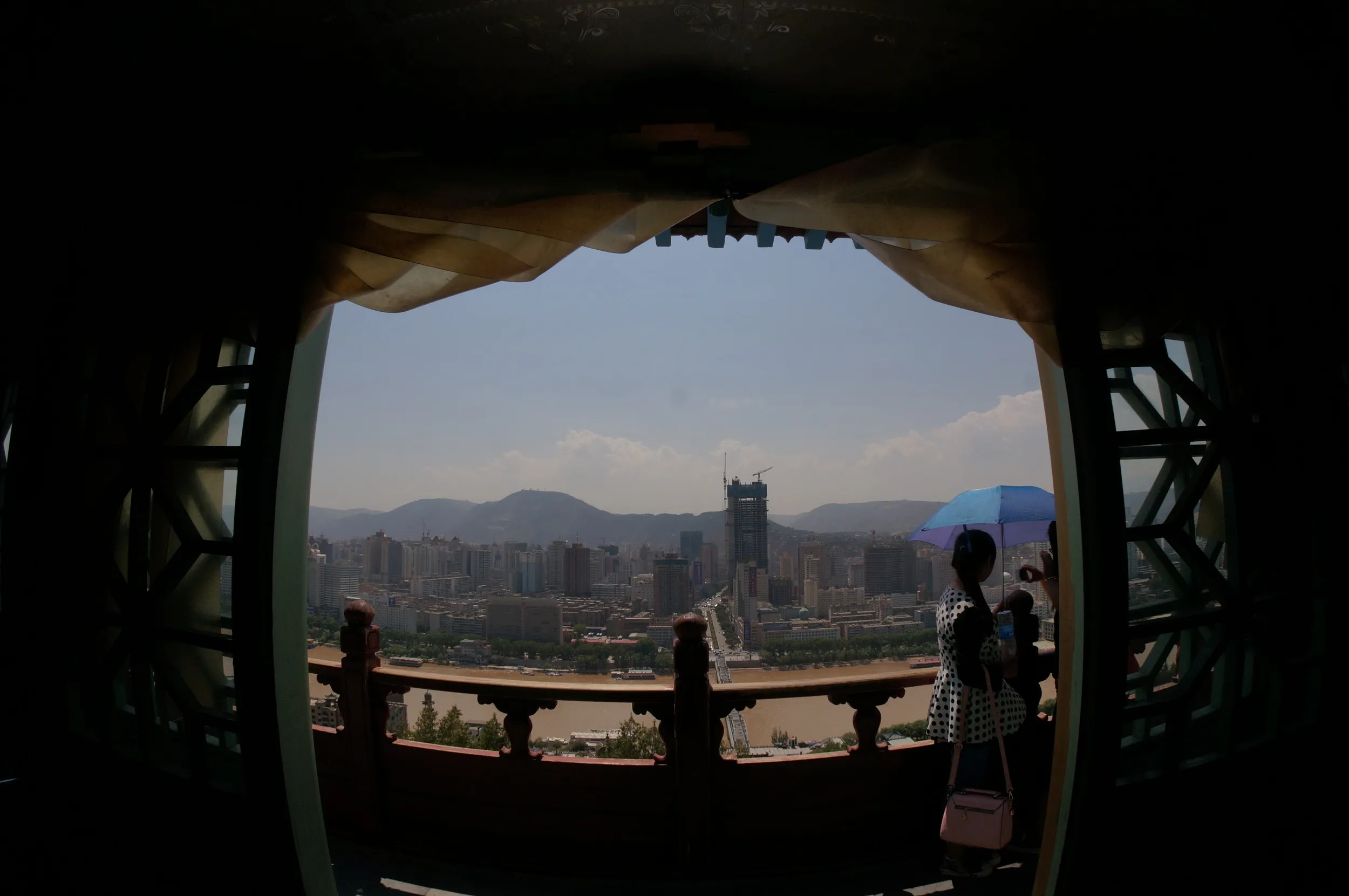 お土産屋から見た蘭州市内の風景