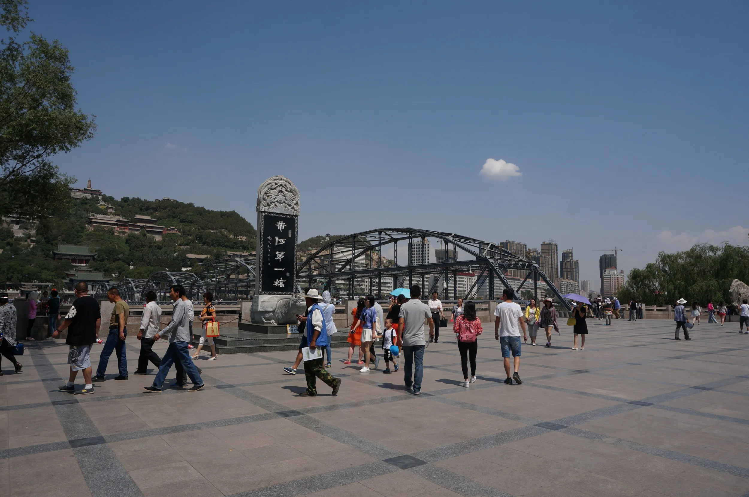 中山橋とランドマークの石碑