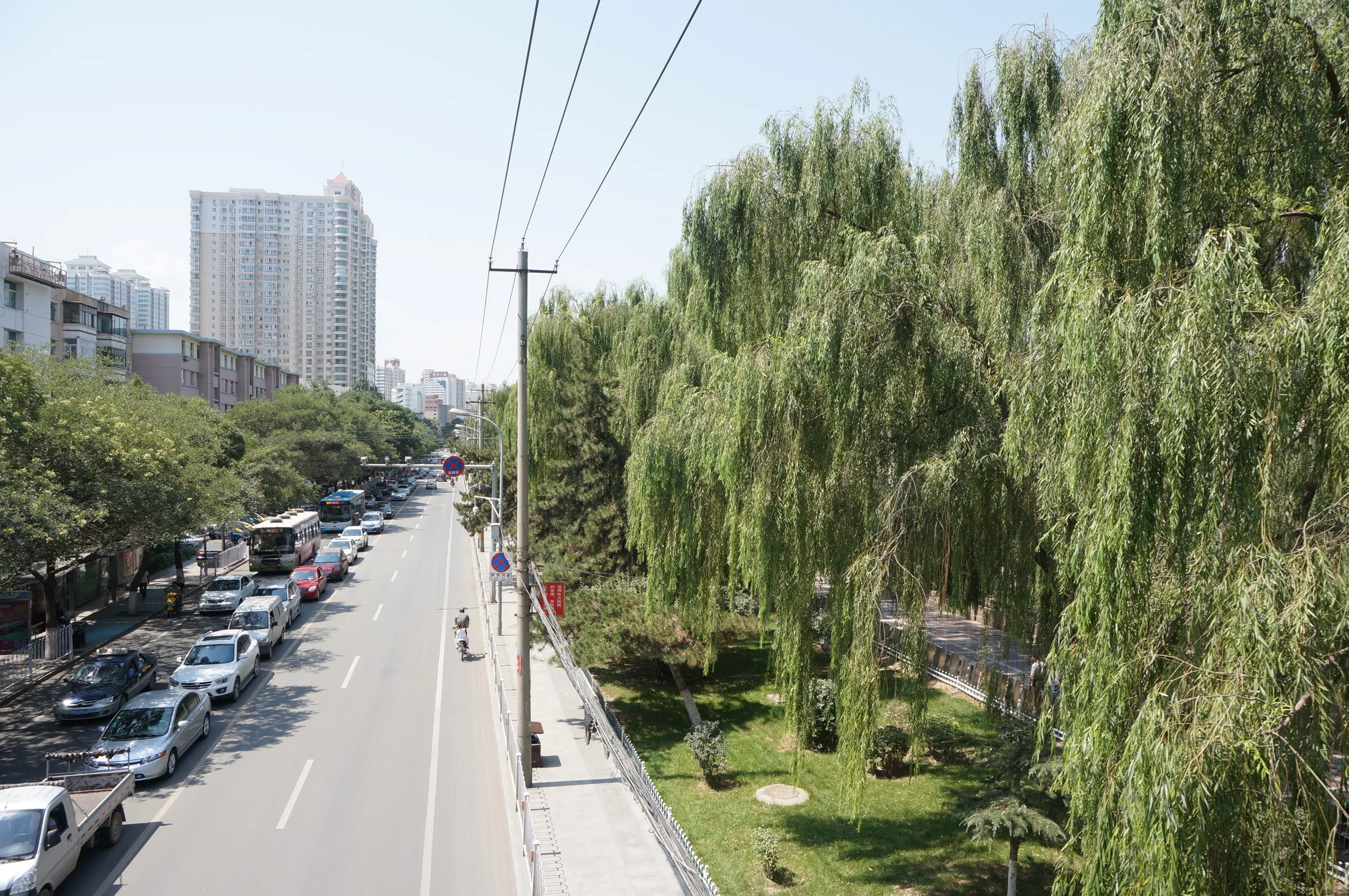 歩道橋から南滨河东路を眺める