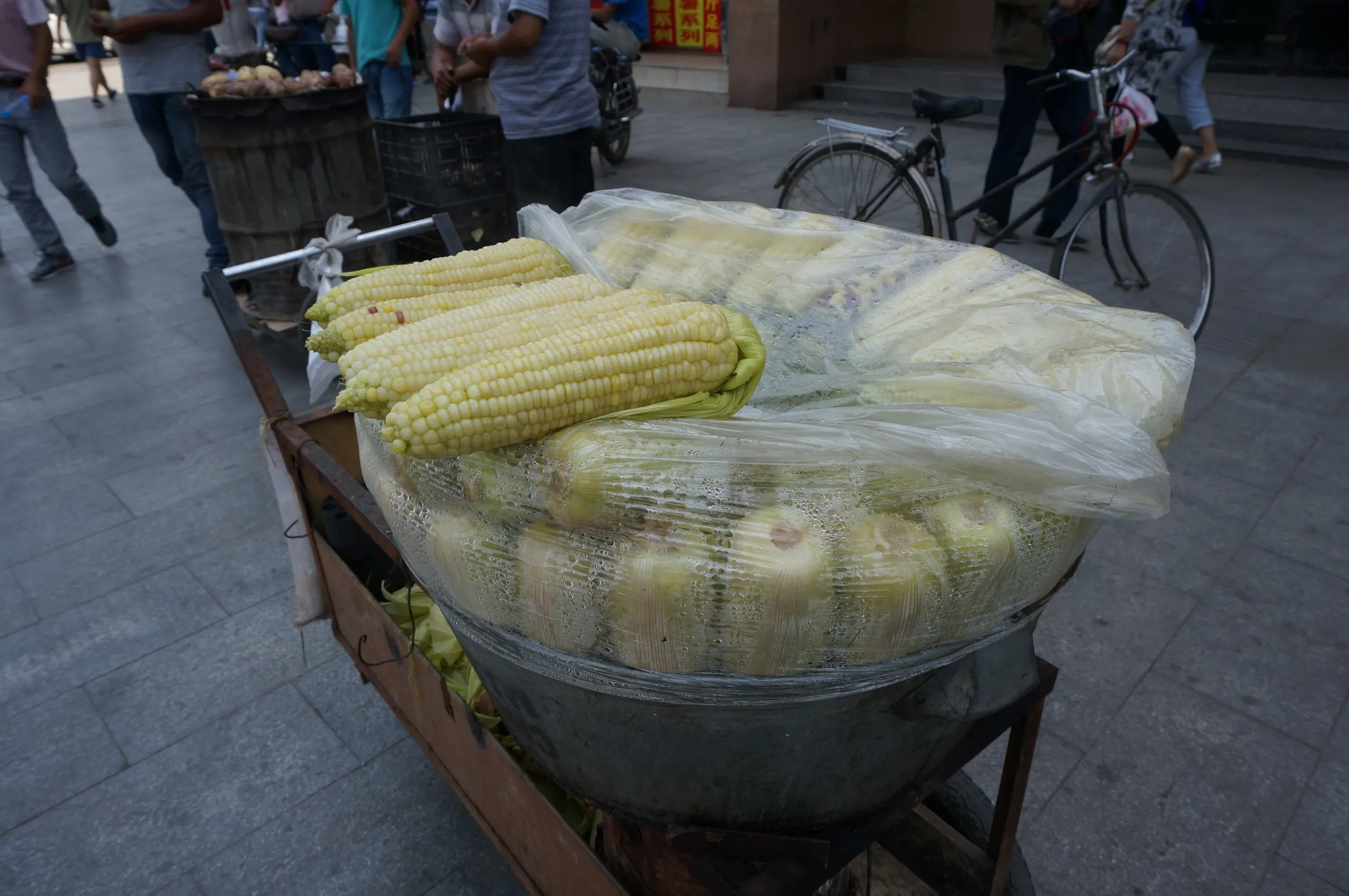 南滨河东路でトウモロコシの路上販売を見かけた