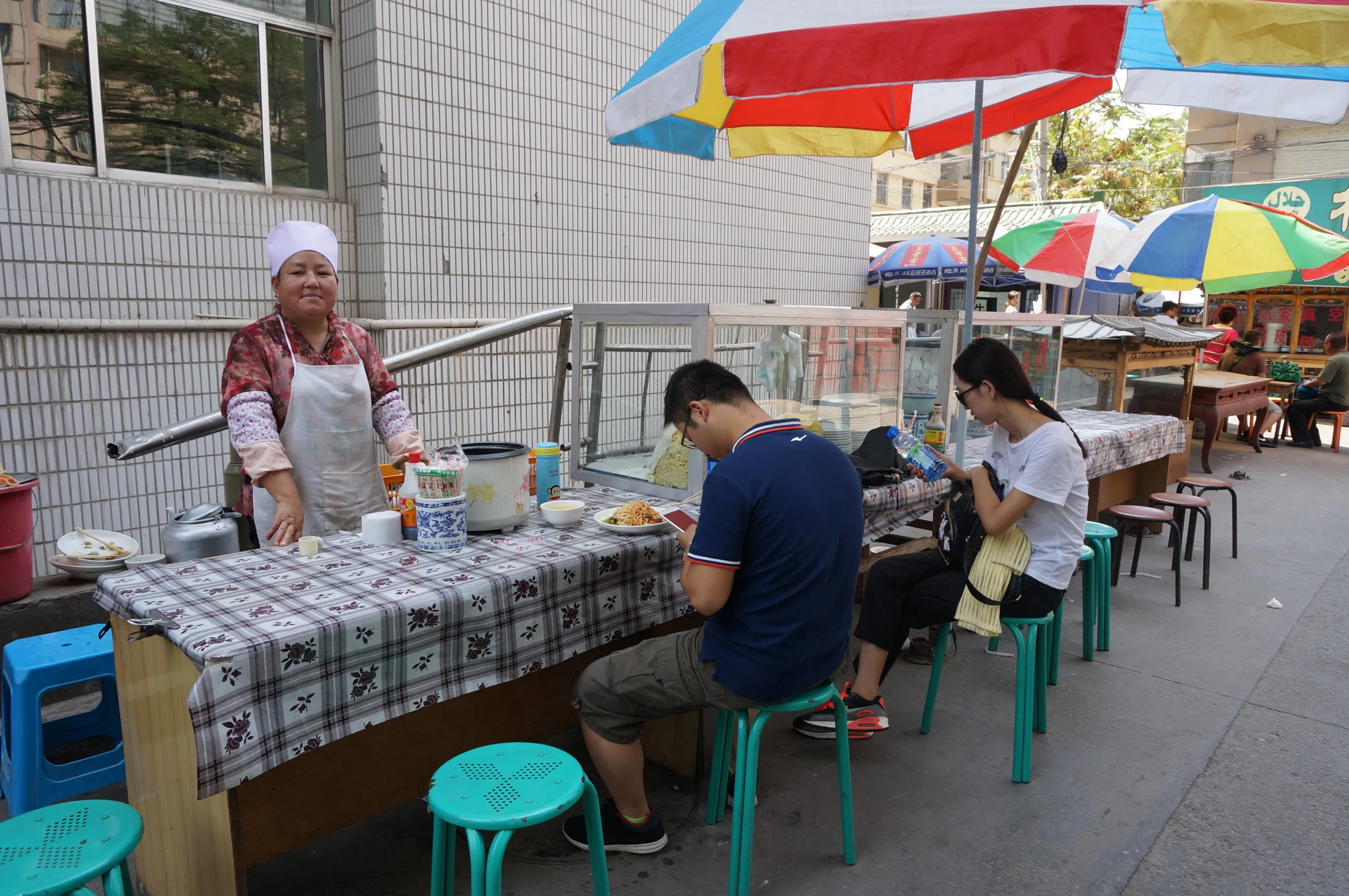 中山路の路地の屋台食堂