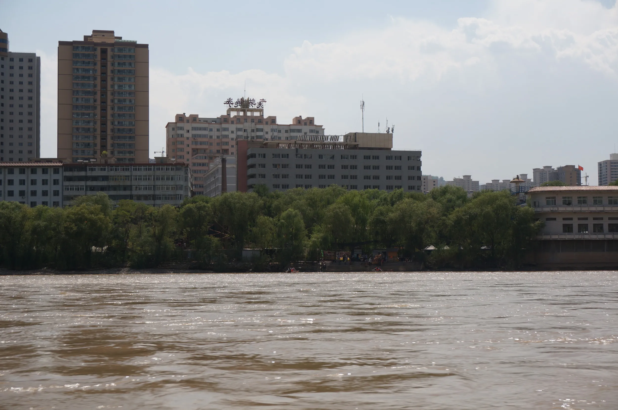 対岸の蘭州水車園をあっという間に横切る