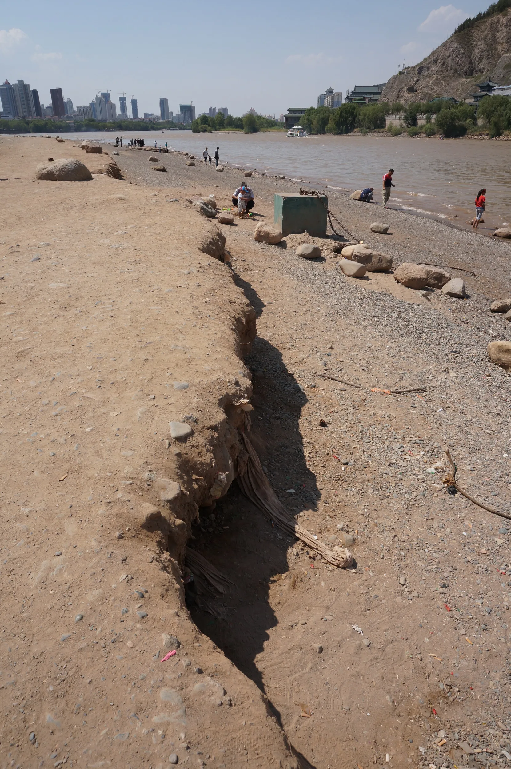 黄河の河岸を黄河母親像を目指しつつ散歩