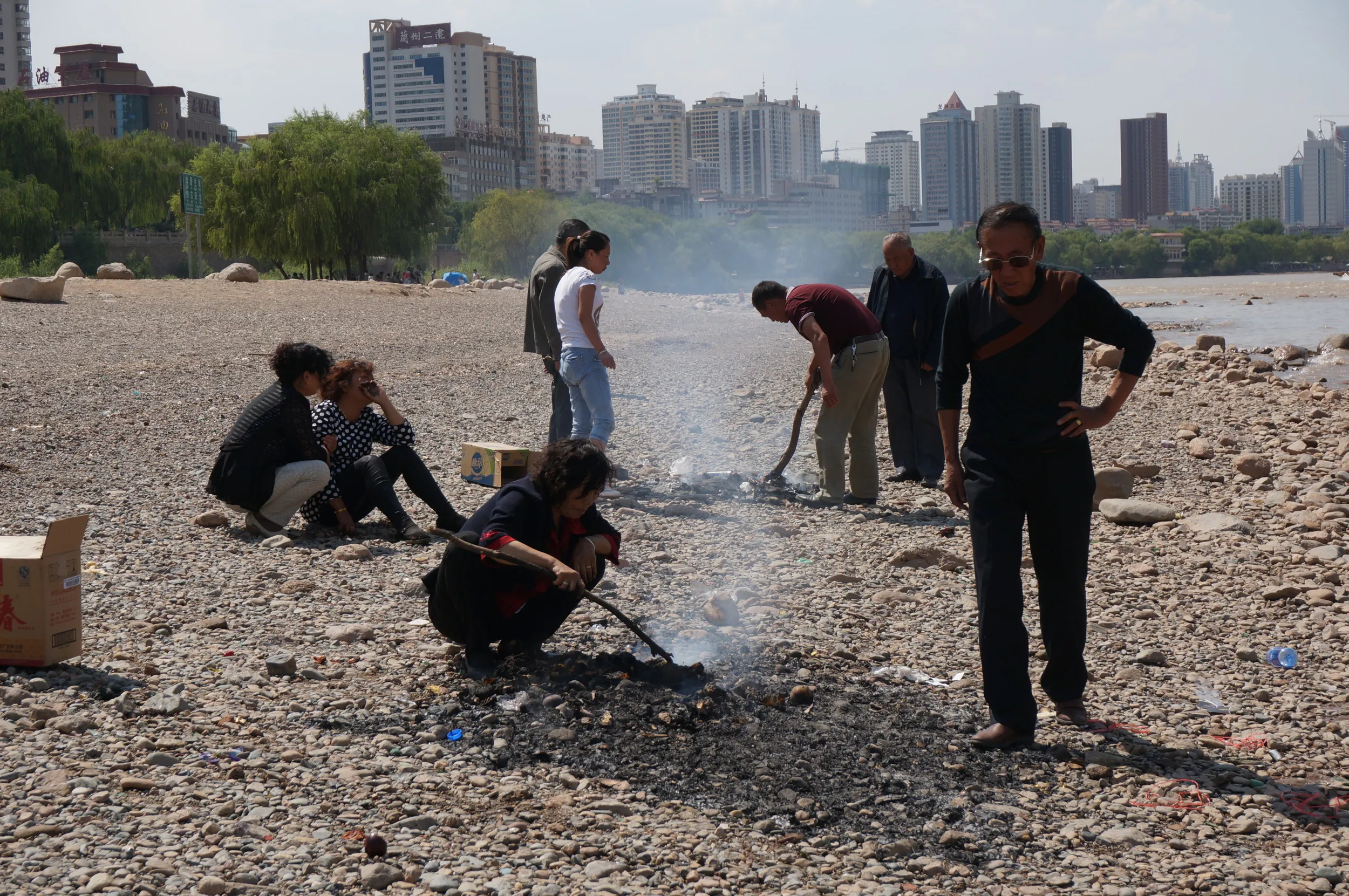 黄河の河原でごみを燃やしている