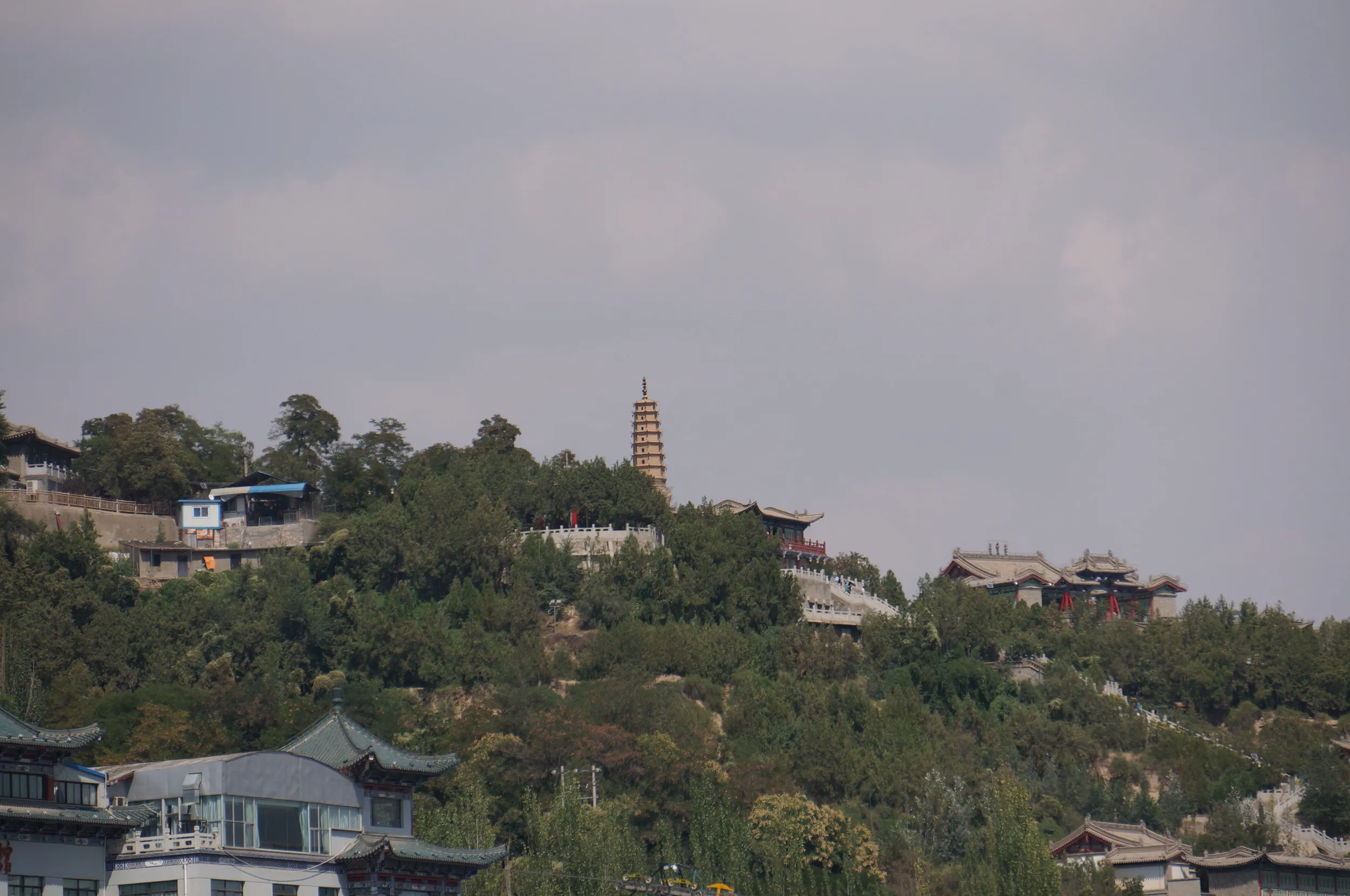 遊歩道から白塔を眺める