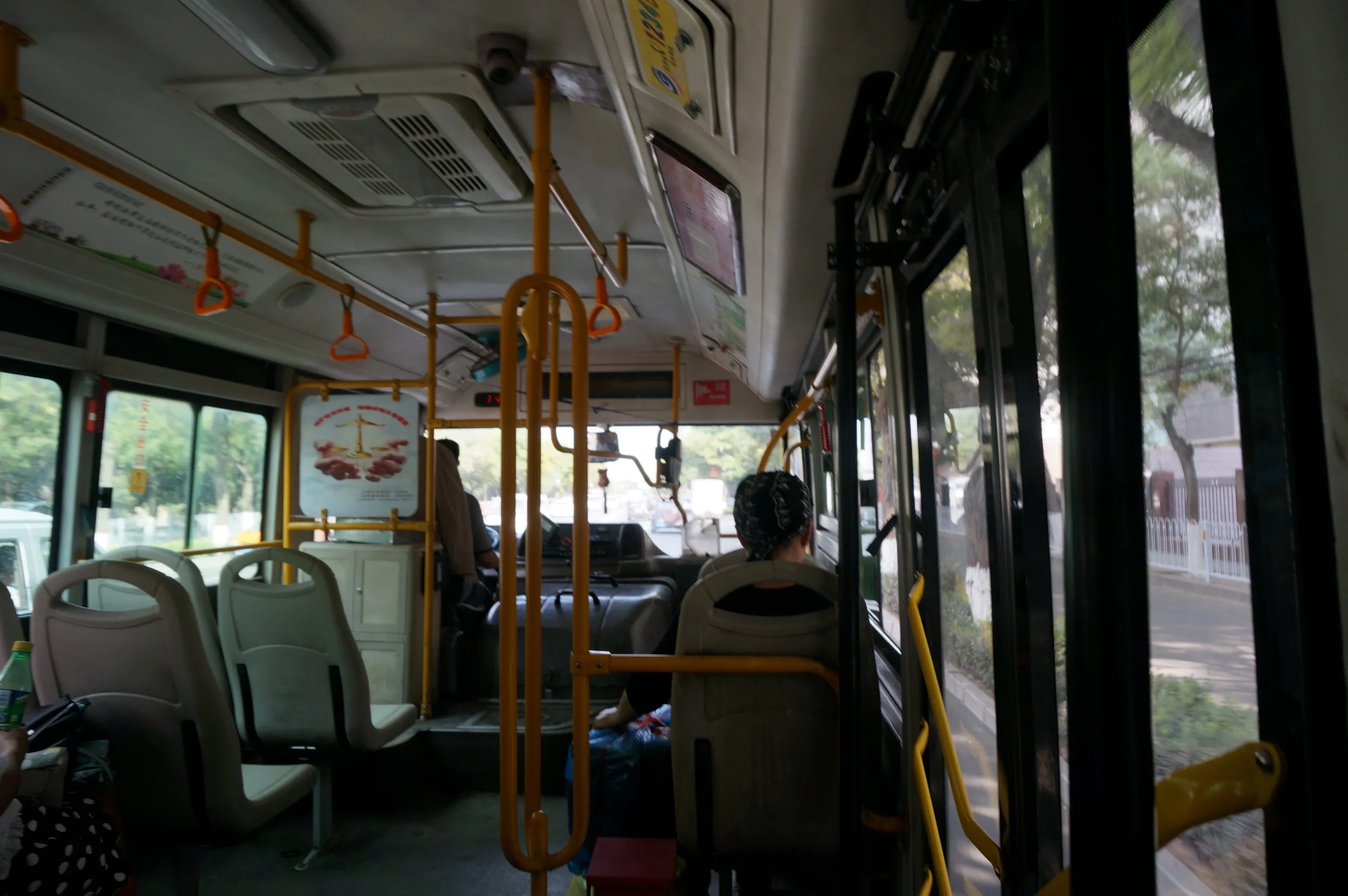 蘭州水車園からバスで五泉山公園へ向かう