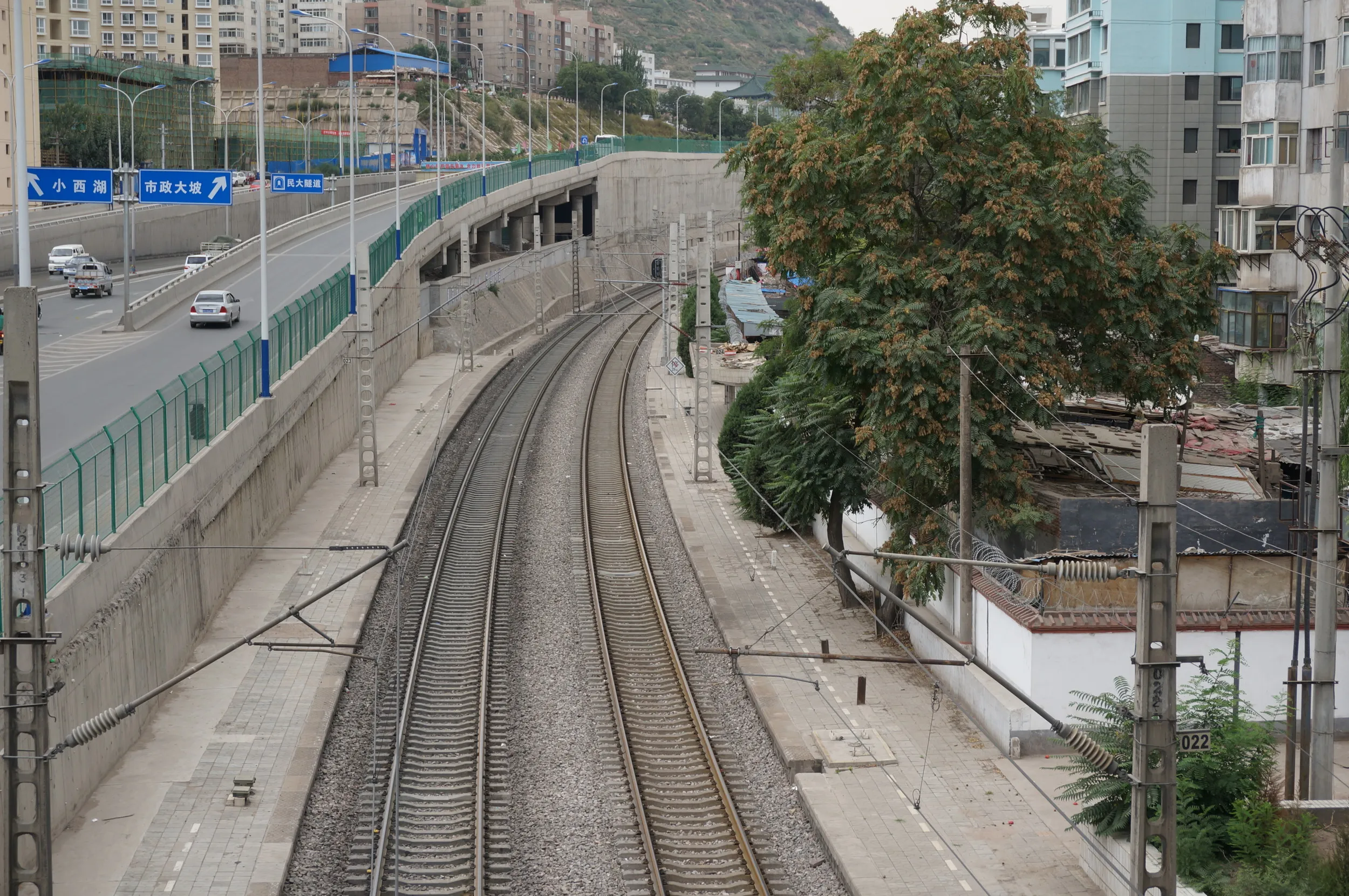 列車の撮影に絶好の陸橋から鉄道だけ撮影