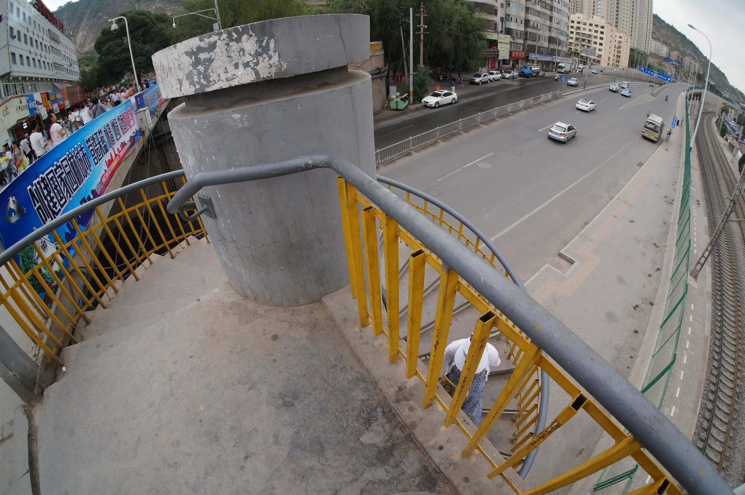 列車の撮影に絶好の陸橋の螺旋階段