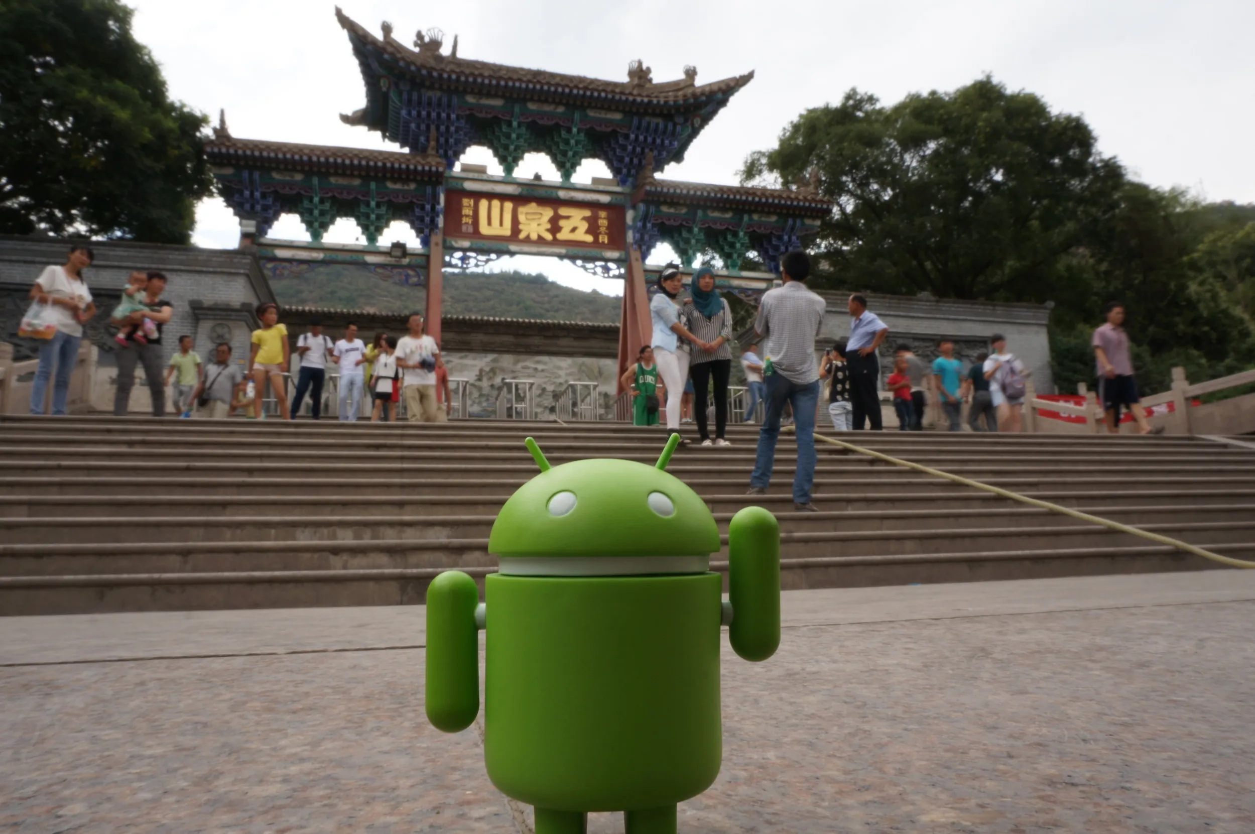 五泉山公園入り口でドロイド君が記念撮影