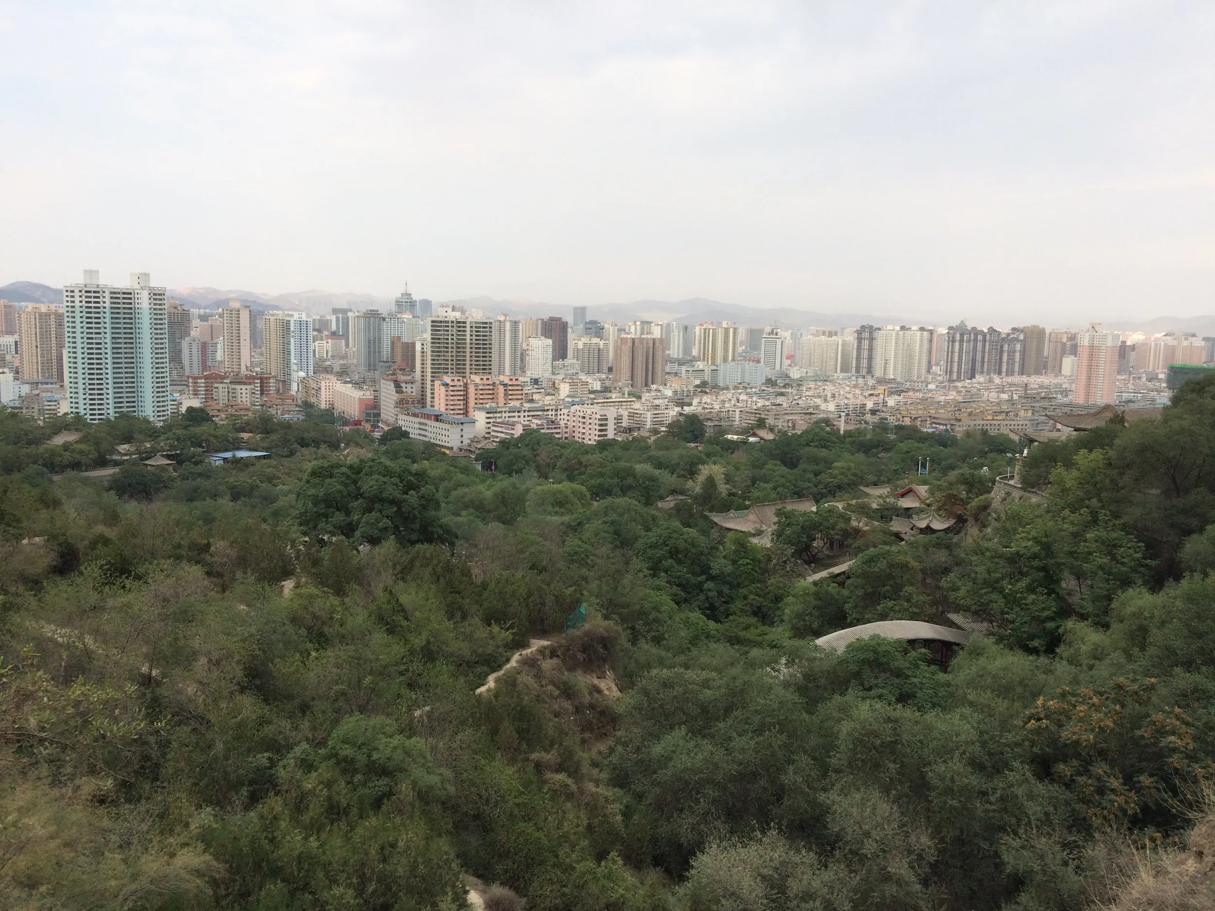 急な山道から蘭州市内を眺めた風景