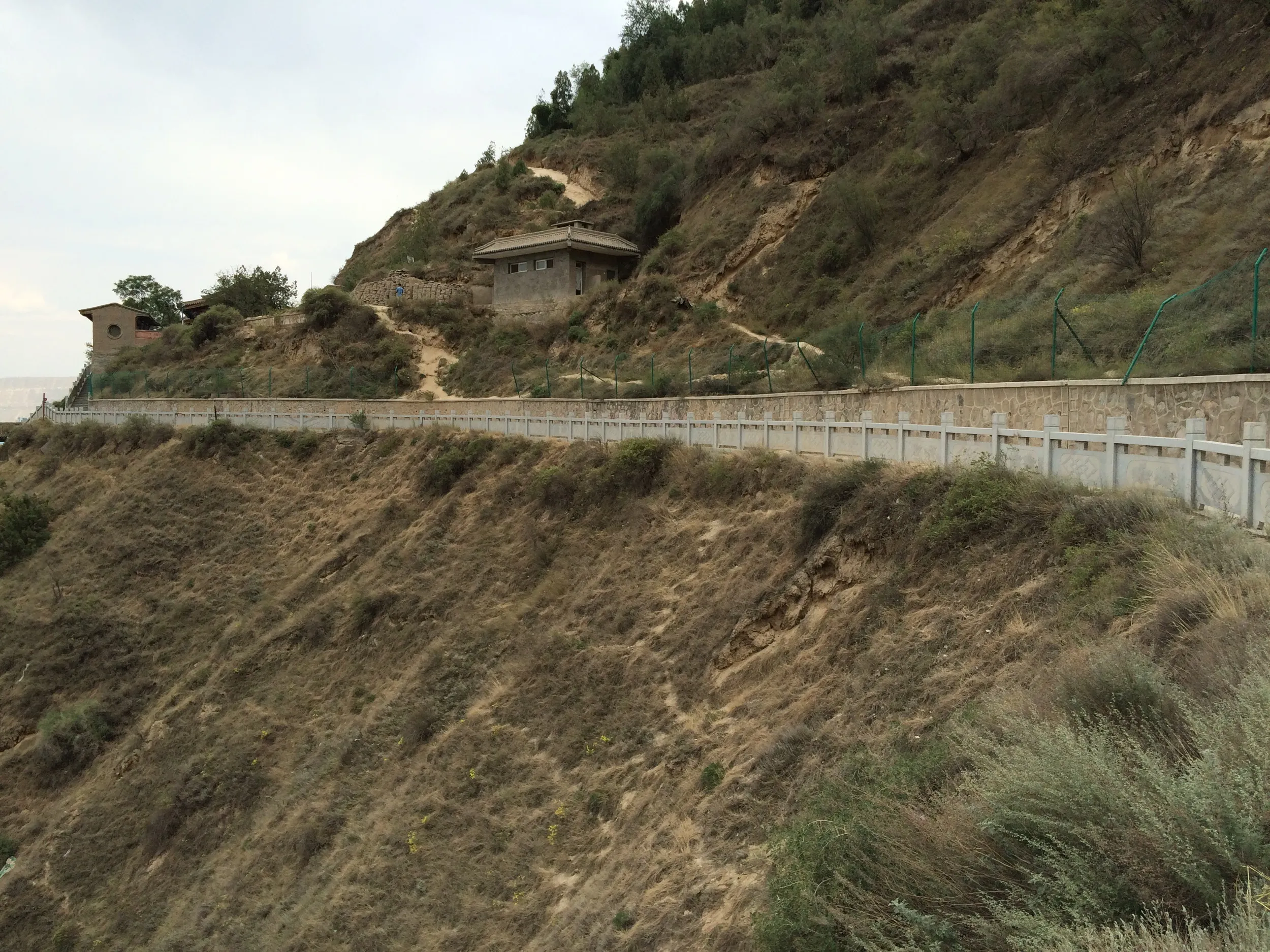 急な山道をトレッキング
