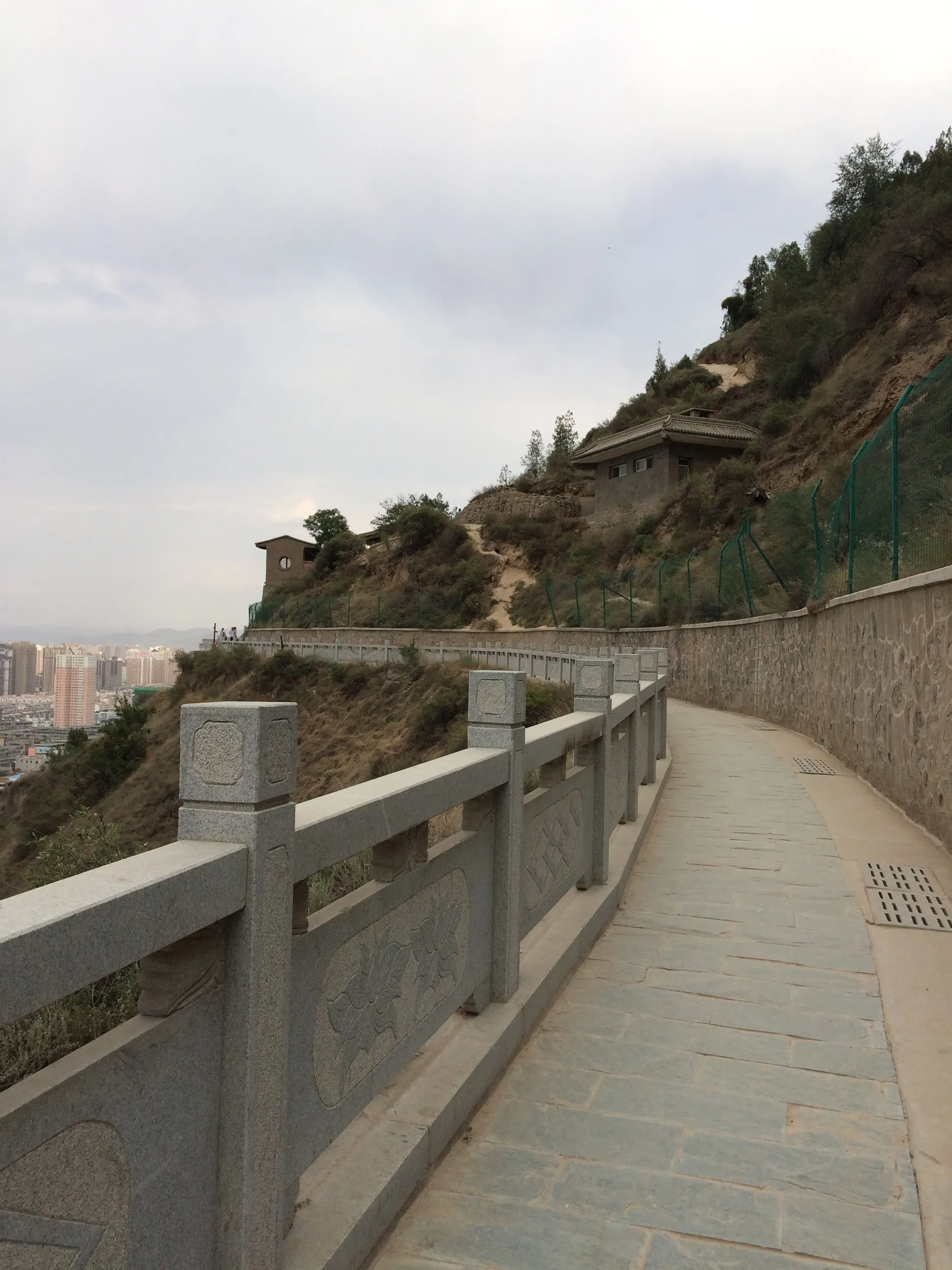 無事に整備された山道へ到着