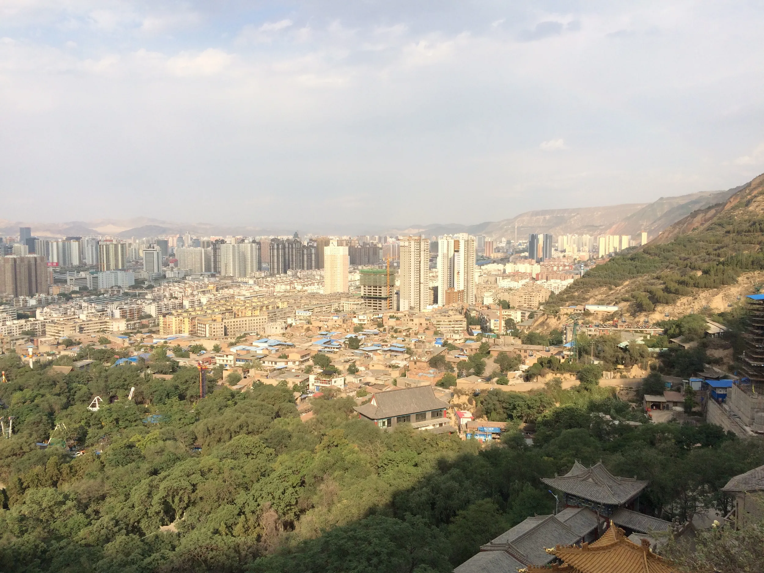 中腹から蘭州市内を眺めた風景