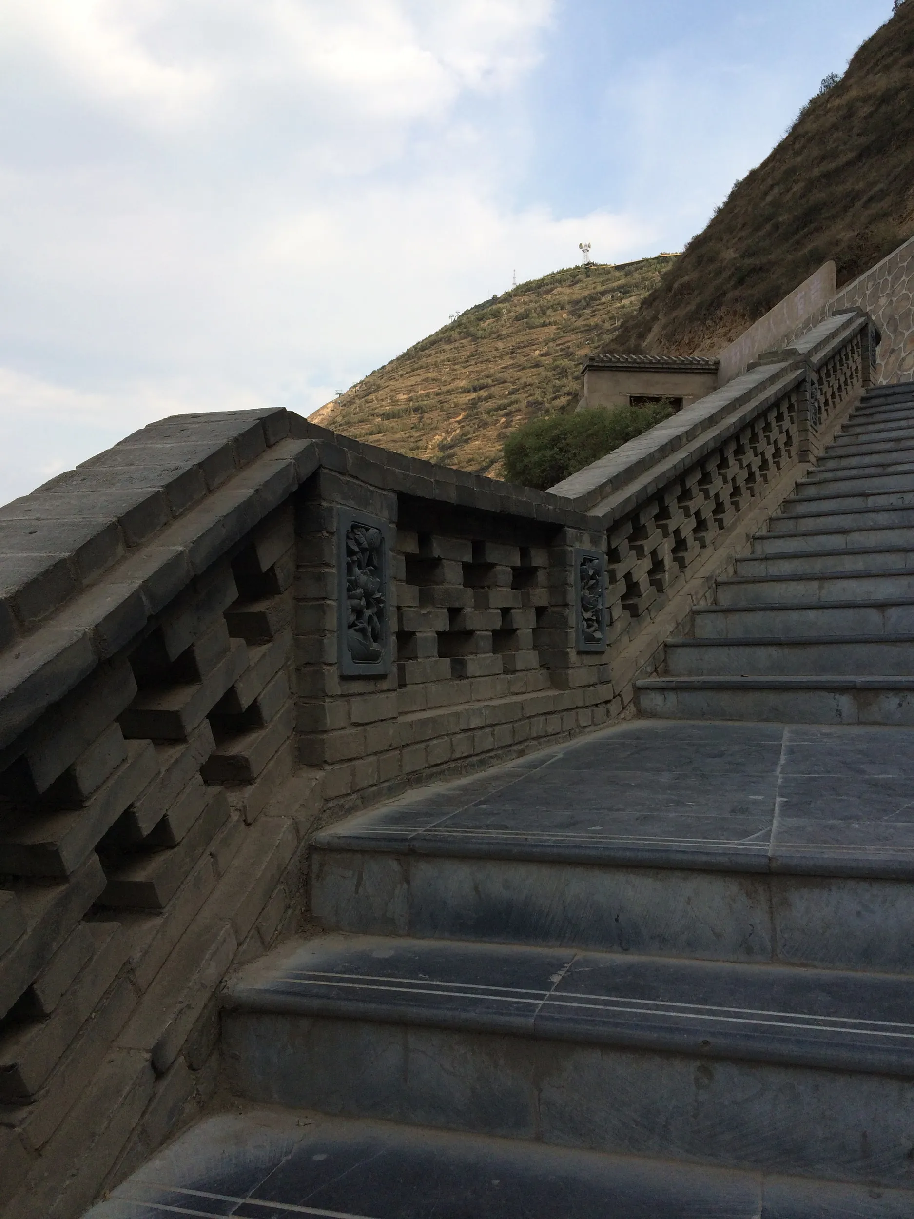 五泉山公園の山道と欄干