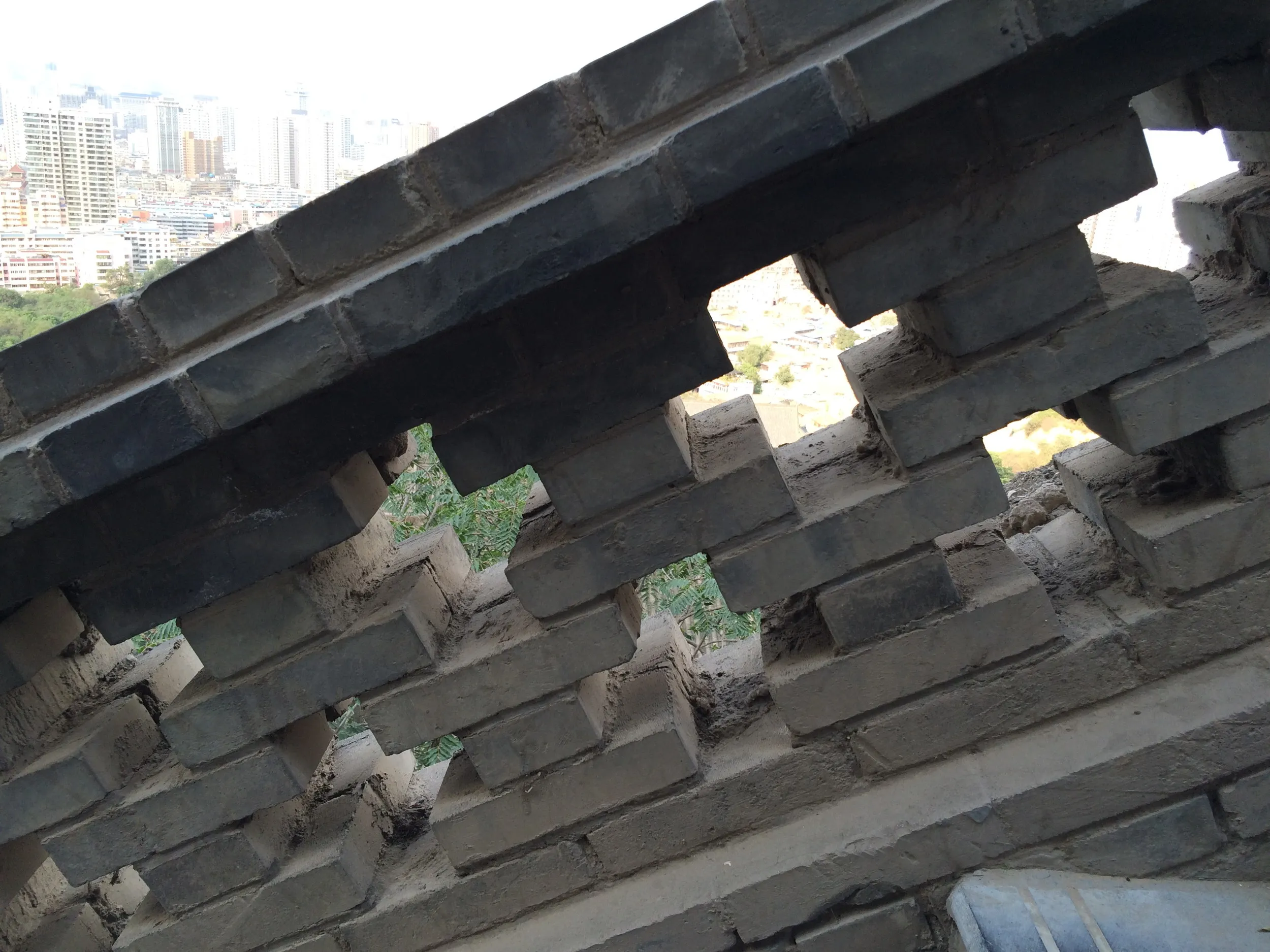 五泉山公園の山道と欄干