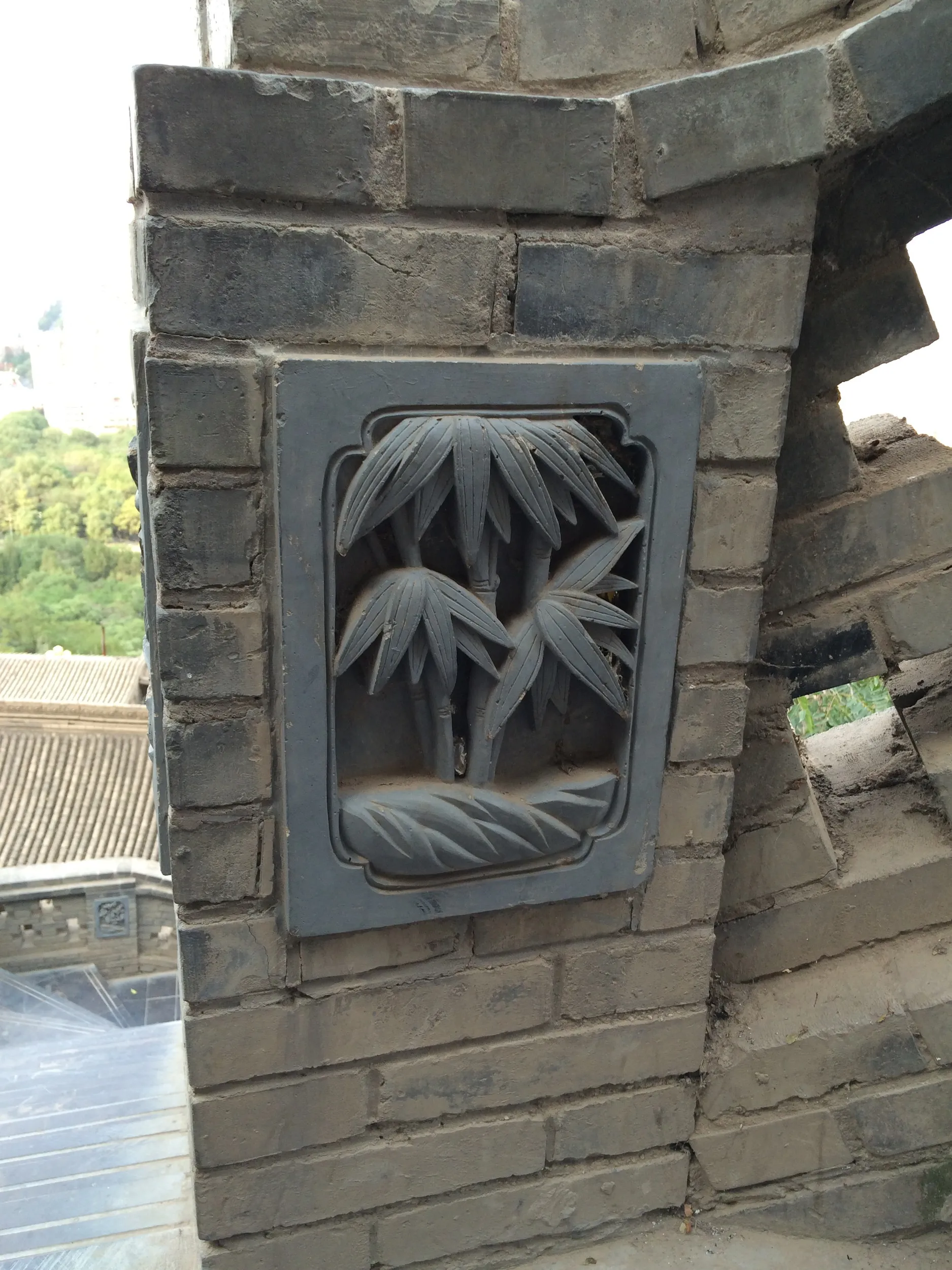 山道の欄干の彫刻