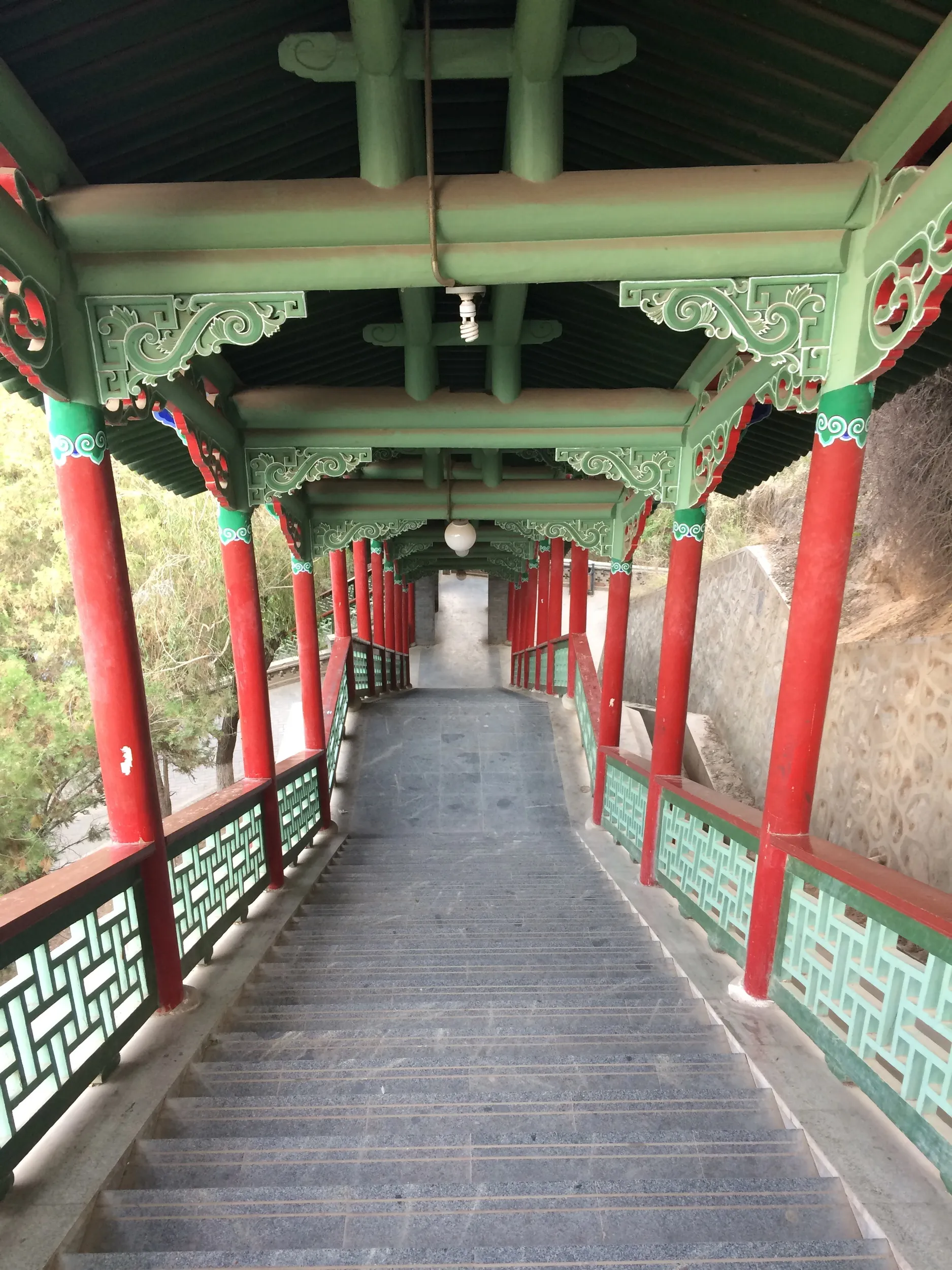 マニ寺の回廊と階段