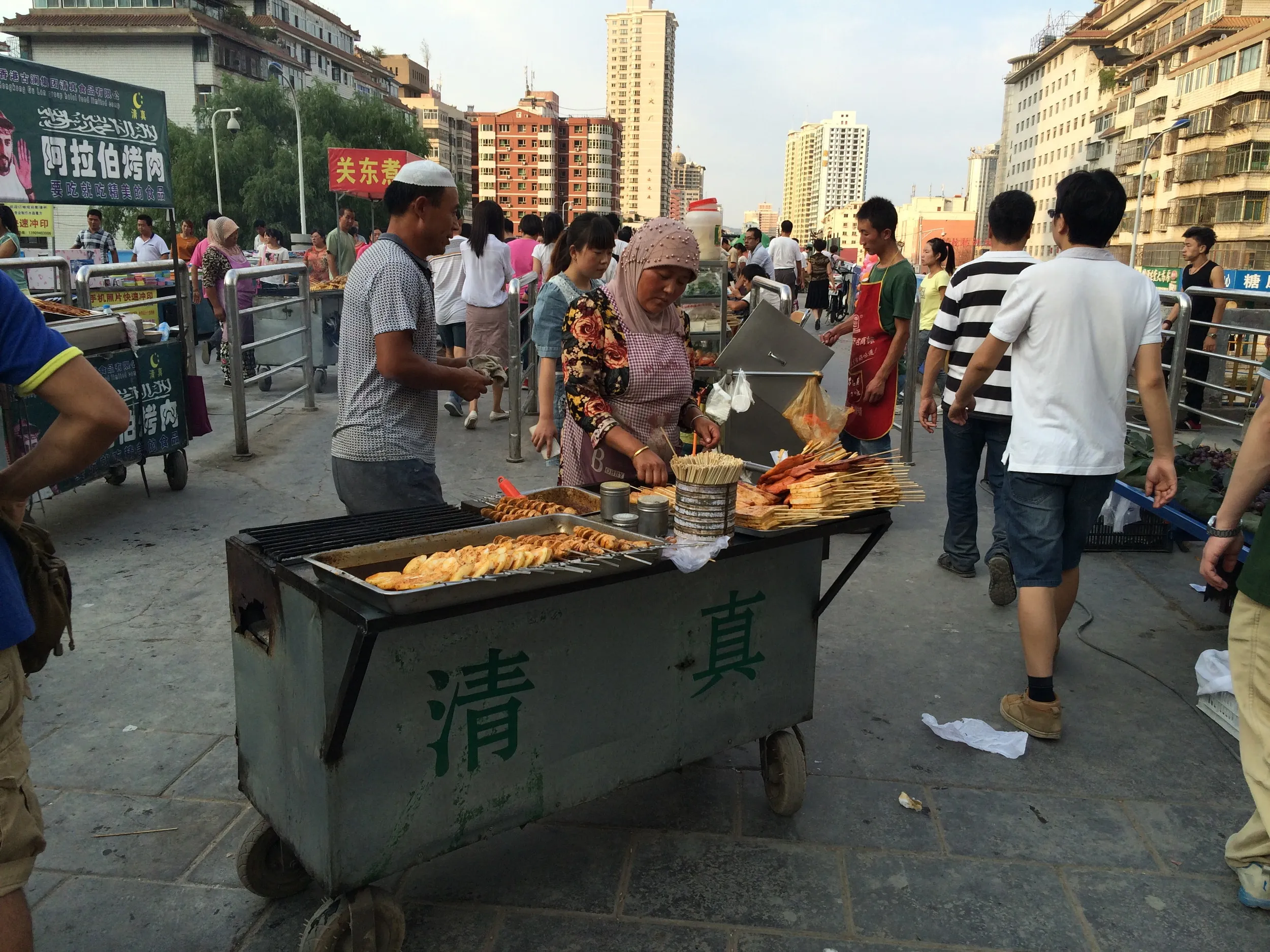 屋台・露店が並ぶ夜市
