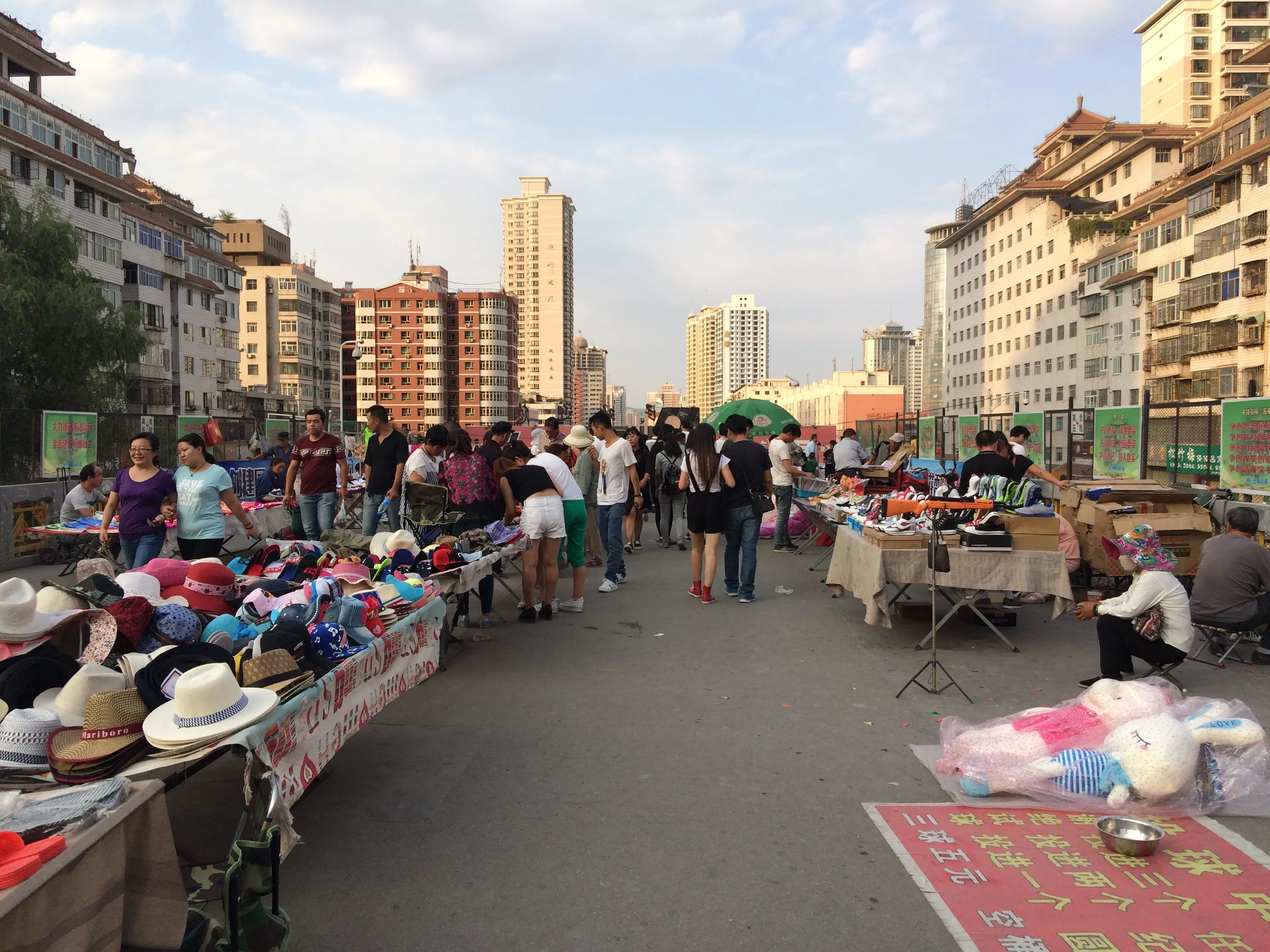 屋台・露店が並ぶ夜市