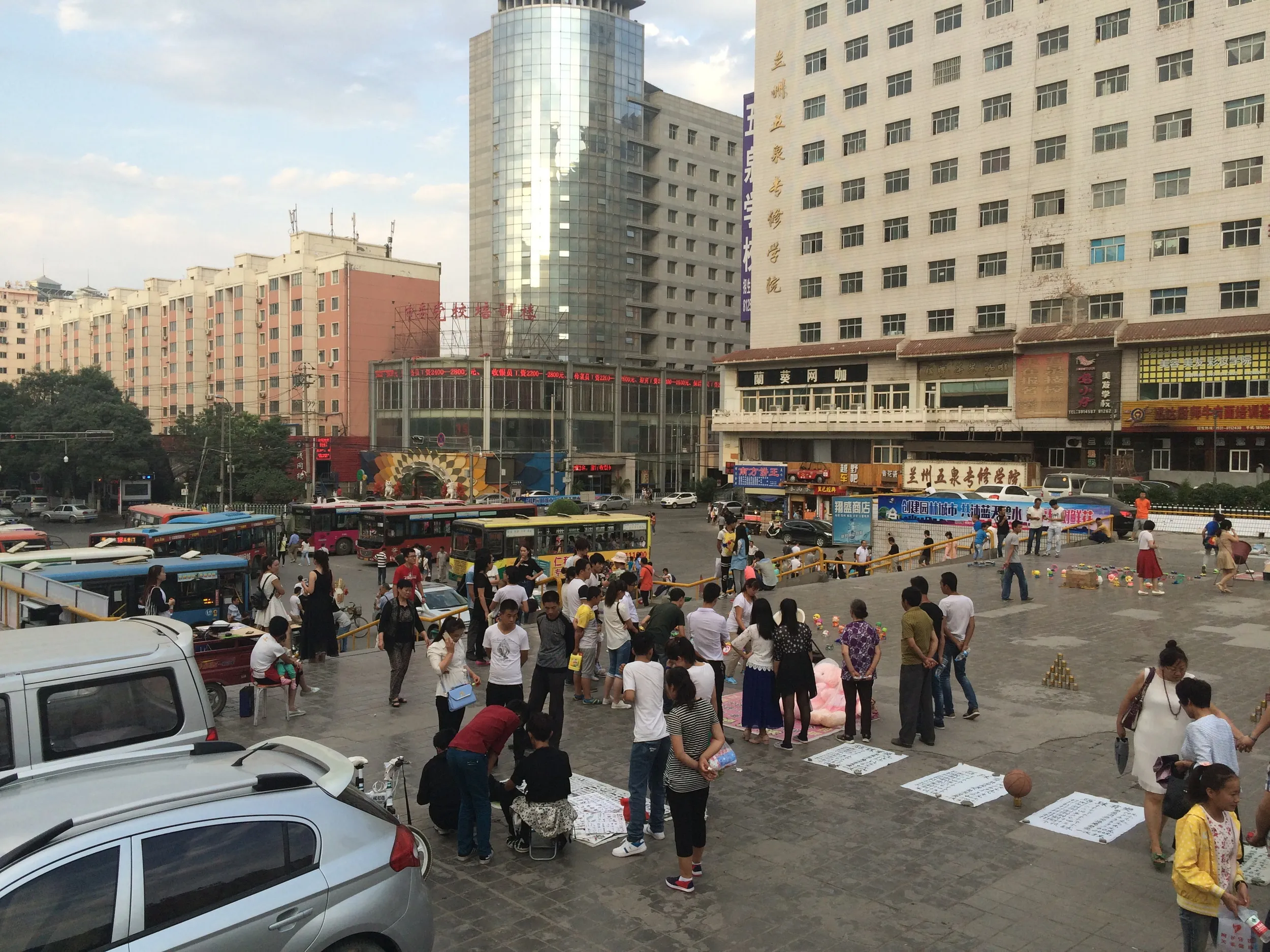 バス乗り場付近にも露店