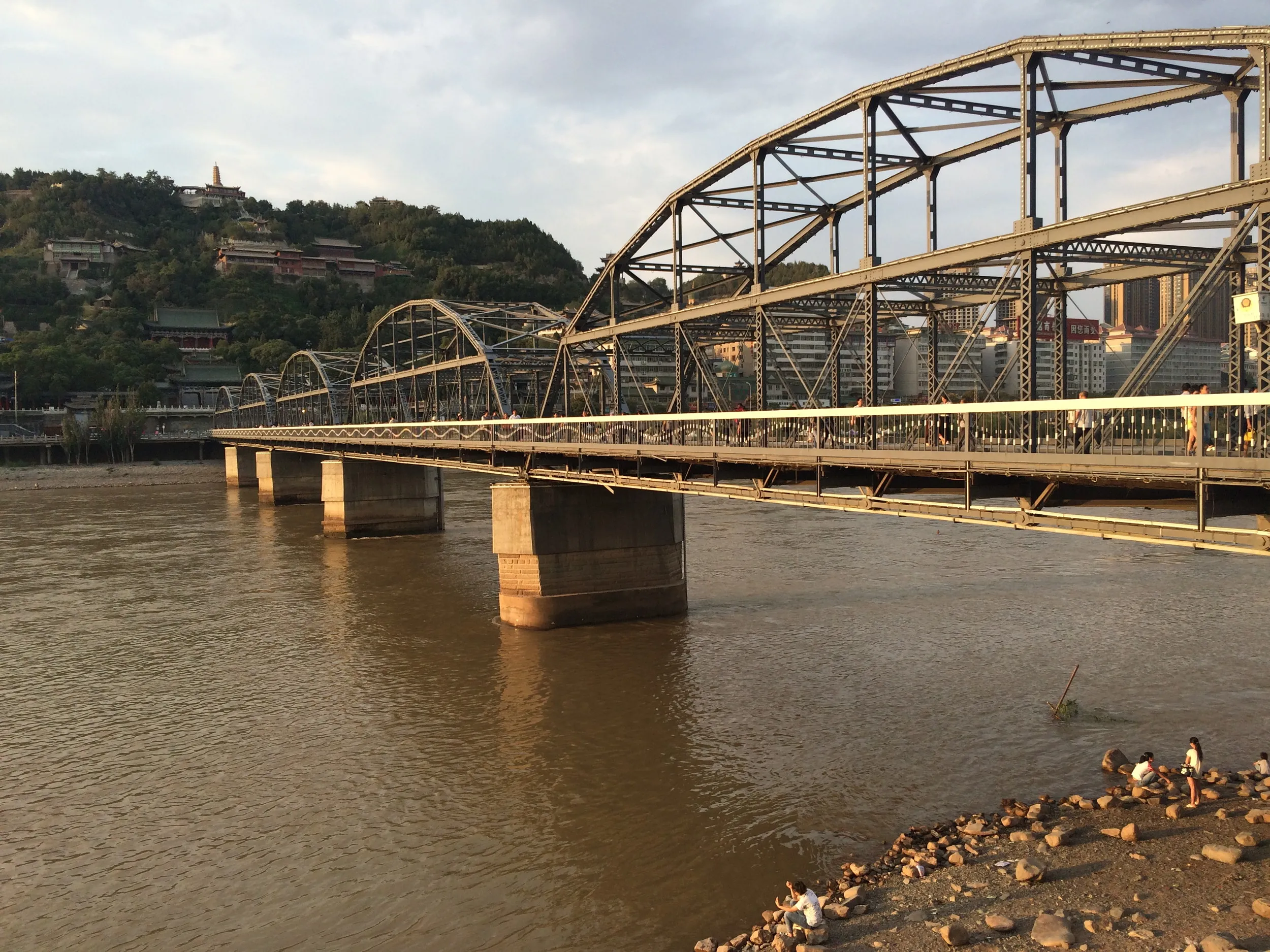 夕日に染まる黄河と中山橋を眺める