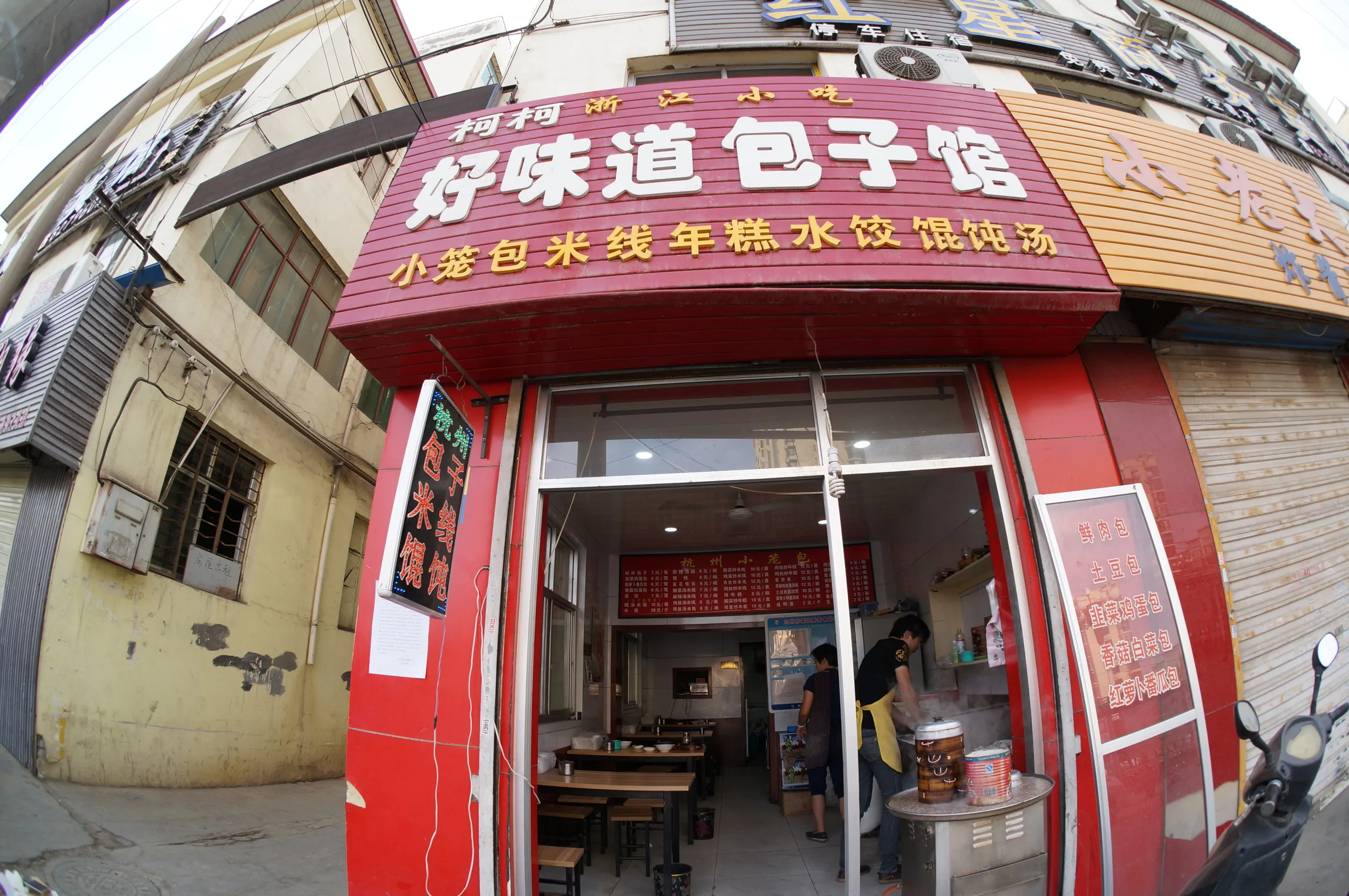 ユースホステル傍の食堂で朝食