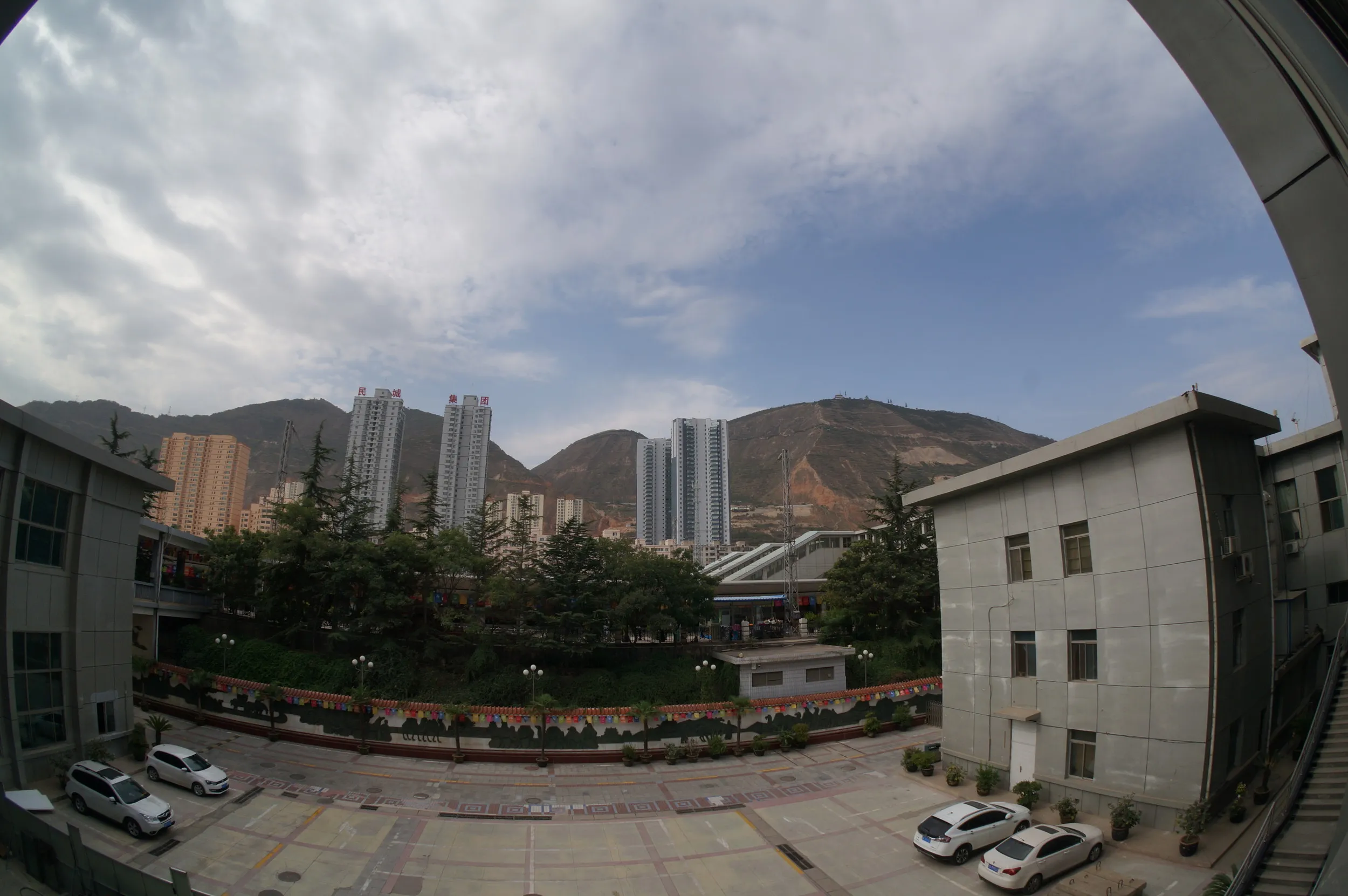 待合室から外の風景を眺める