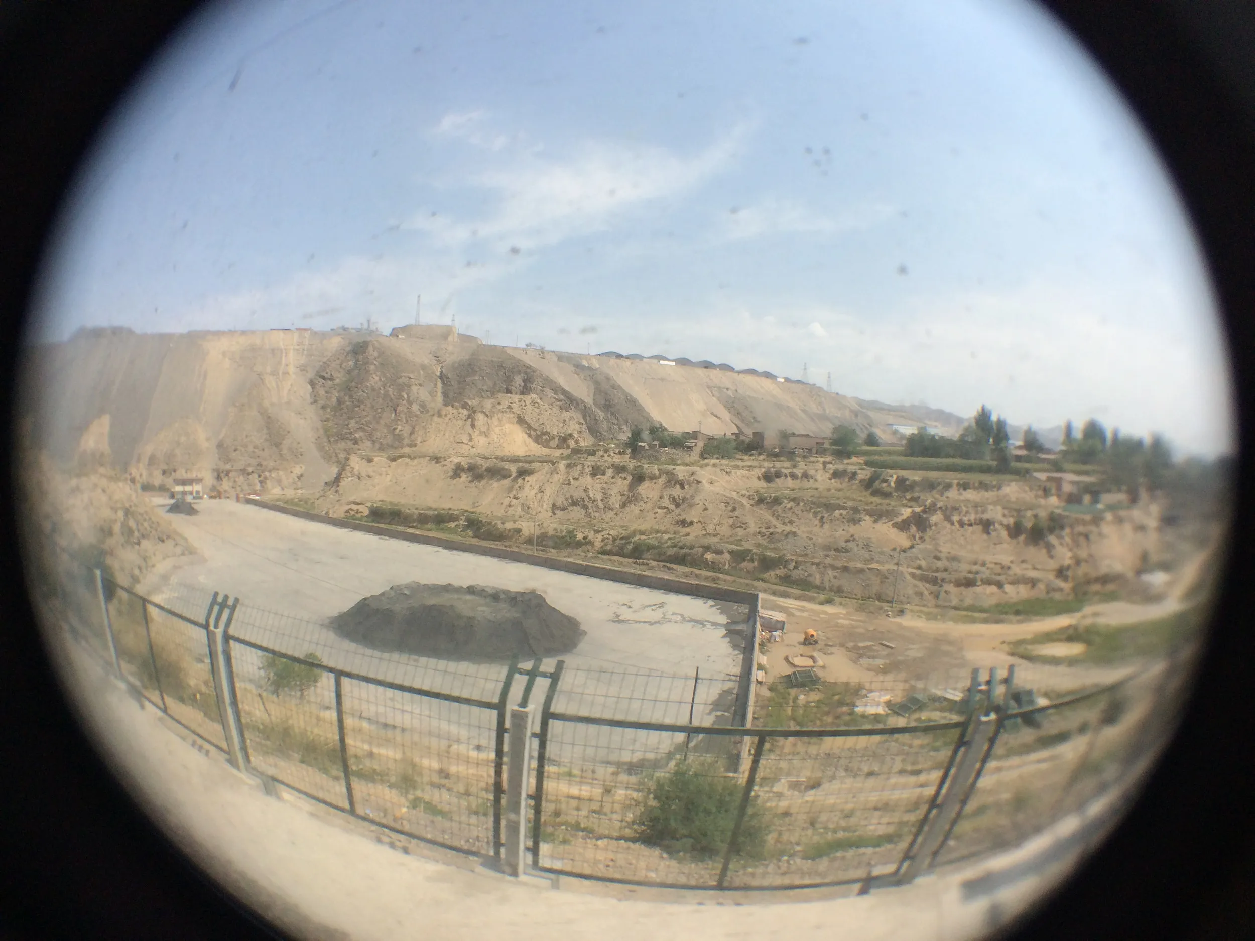 黄土大地がどこまでも続く