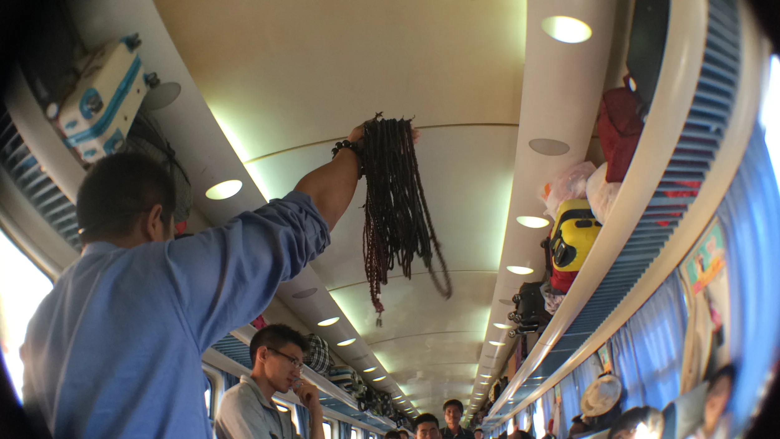 数珠の車内販売を始める車掌さん